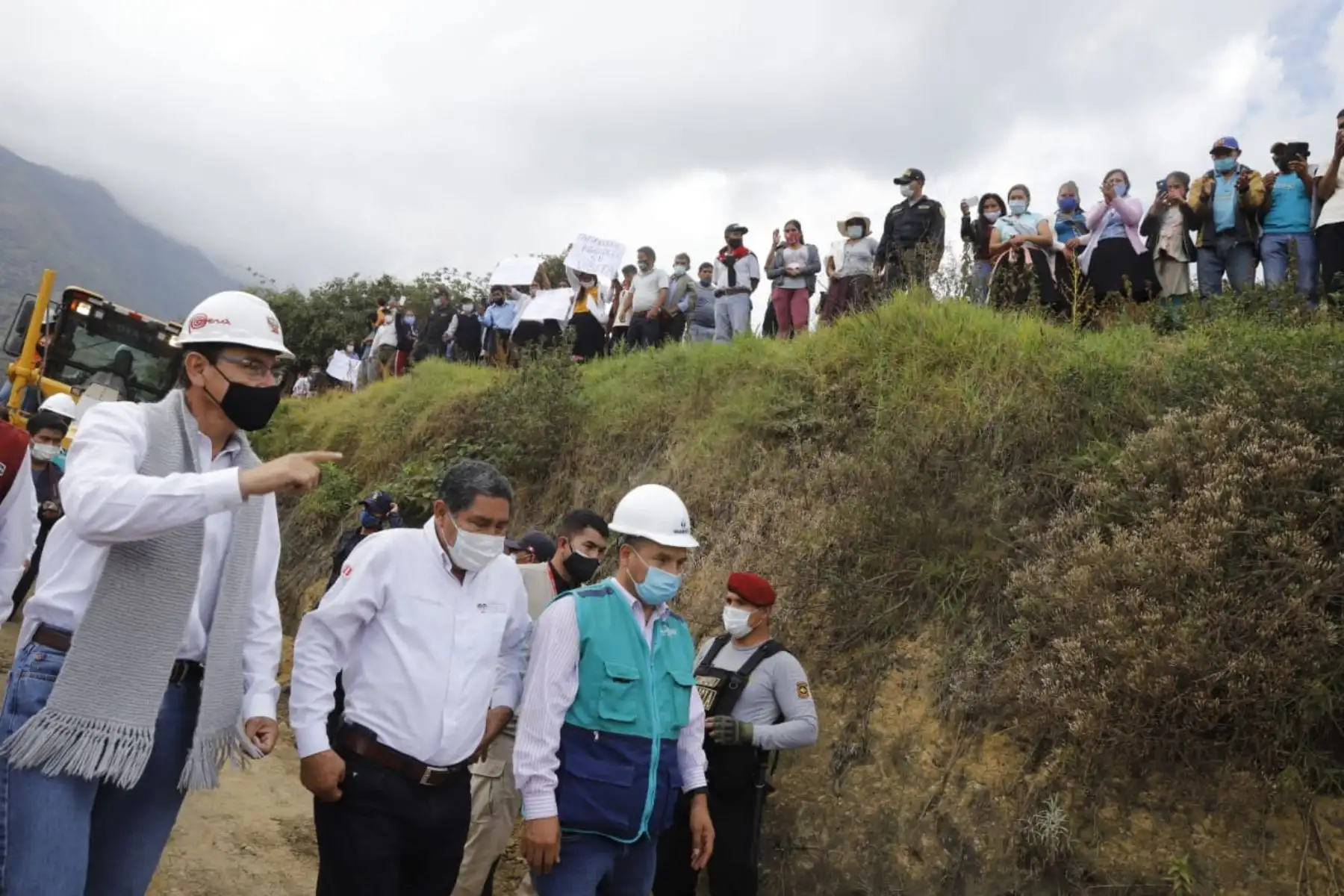 El presidente de la República, Martín Vizcarra, supervisa las obras de mejoramiento y conservación del tramo Huánuco - La Unión, en la región Huánuco. Foto: ANDINA/ Prensa Presidencia