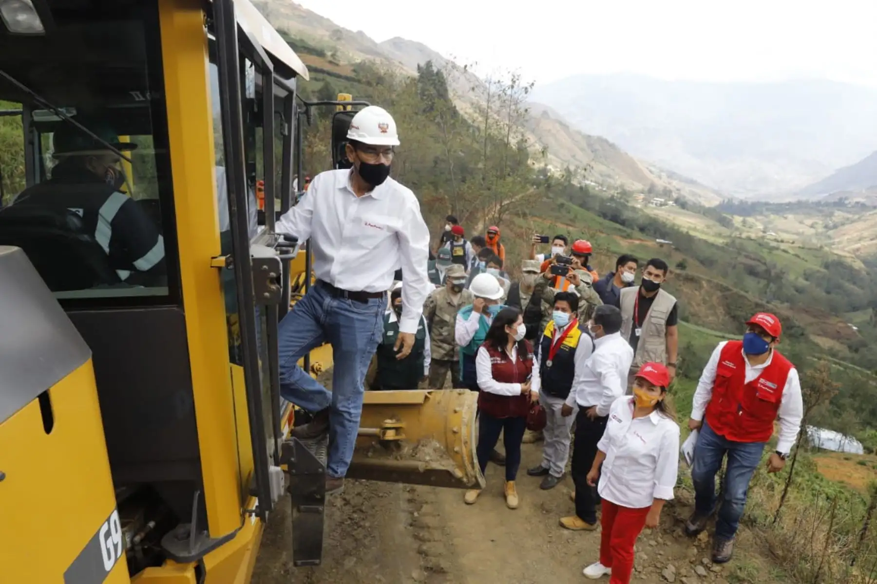 El presidente de la República, Martín Vizcarra, supervisa las obras de mejoramiento y conservación del tramo Huánuco - La Unión, en la región Huánuco. Foto: ANDINA/ Prensa Presidencia