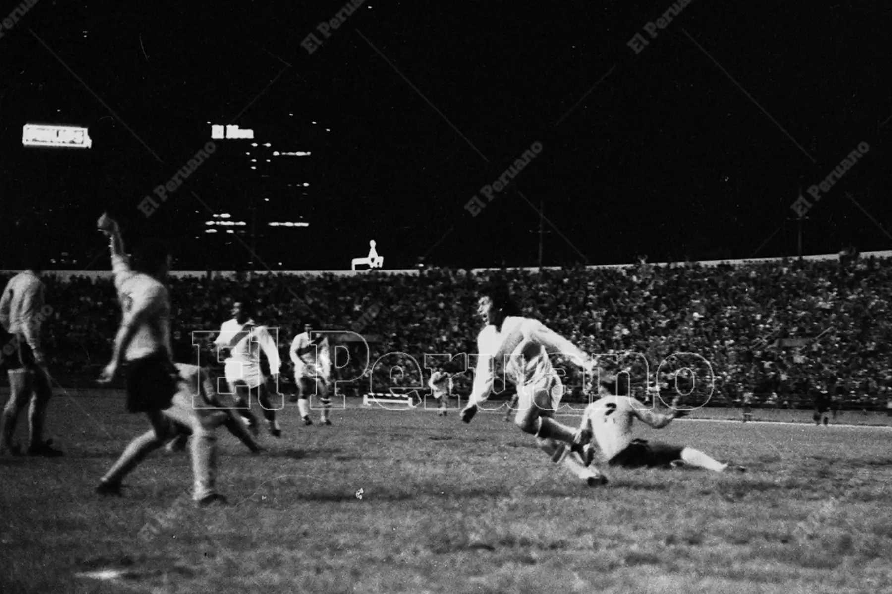 Caracas - 28 octubre 1975. Hugo Sotil acaba de vencer la portería de Pedro Antonio Zape. Perú se soronó campeón sudamericano al vencer por 1 - 0 a Colombia. Foto: Archivo Histórico de El Peruano / Raúl Sagástegui