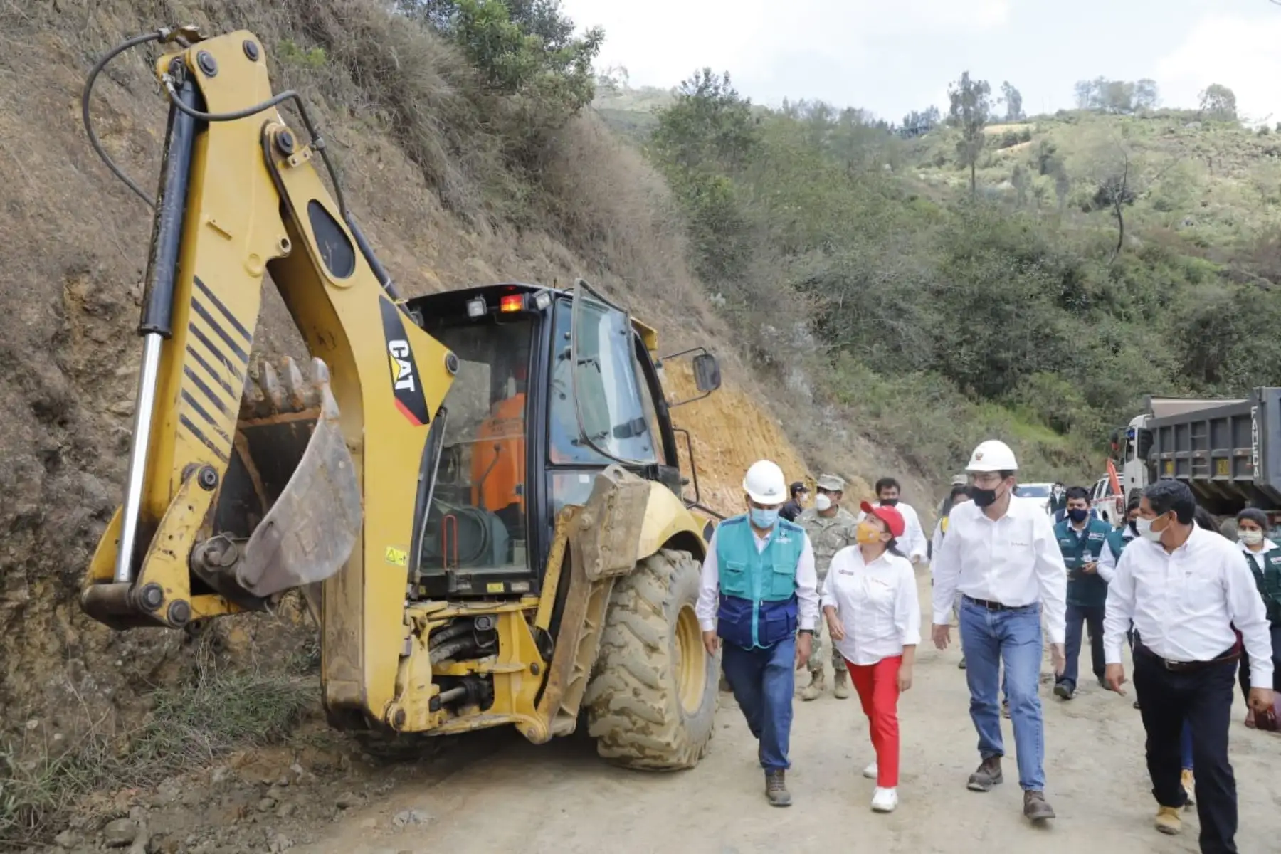 El presidente de la República, Martín Vizcarra, supervisa las obras de mejoramiento y conservación del tramo Huánuco - La Unión, en la región Huánuco. Foto: ANDINA/ Prensa Presidencia