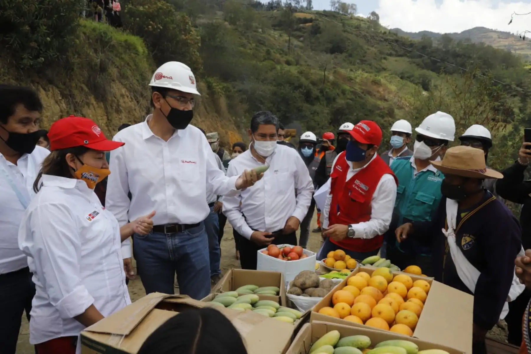 El presidente de la República, Martín Vizcarra, supervisa las obras de mejoramiento y conservación del tramo Huánuco - La Unión, en la región Huánuco. Foto: ANDINA/ Prensa Presidencia