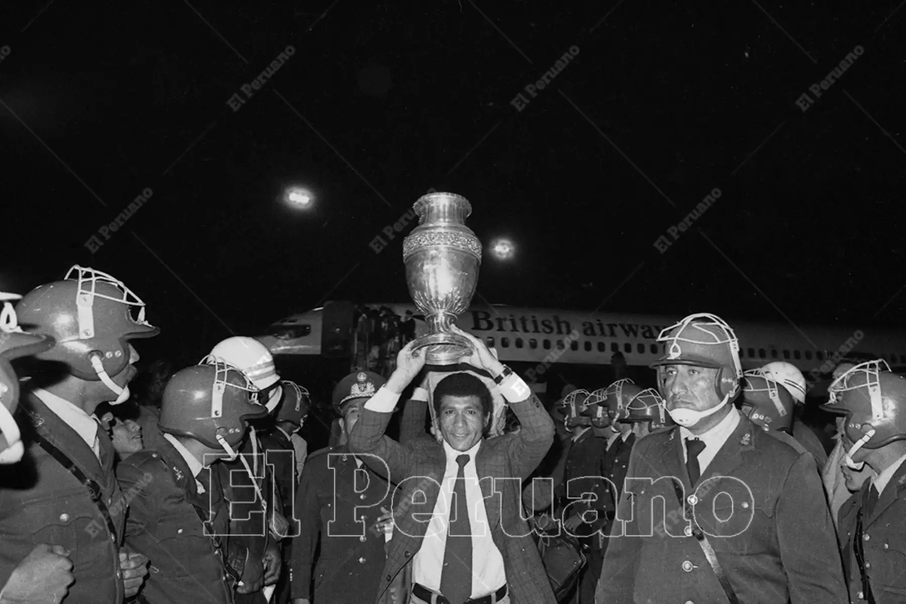 Callao - 30 octubre 1975. Portando la Copa América llegaron los campeones sudamericanos de fútbol. Una multitud de 20 mil aficionados le dio la bienvenida a nuestra selección en el aeropuerto. Perú logró el título tras vencer a Colombia 1-0 en Caracas. Foto: Archivo Histórico de El Peruano / Raúl Sagastegui