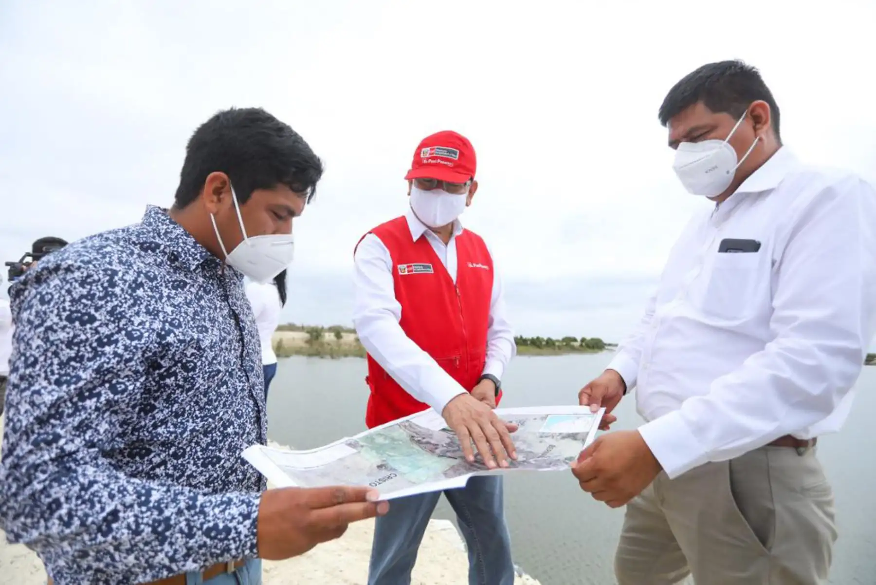 Ministro de Agricultura, Jorge Montenegro, continúa jornada de trabajo en la provincia de Sechura Piura, donde inspeccionó zona donde se ejecutaría el proyecto de riego "Tapa de Cuy”, que tendrá fines agrícolas, apicultura, acuicultura y mitigar el riesgo ante sequías.
Foto:ANDINA/@minagriperu