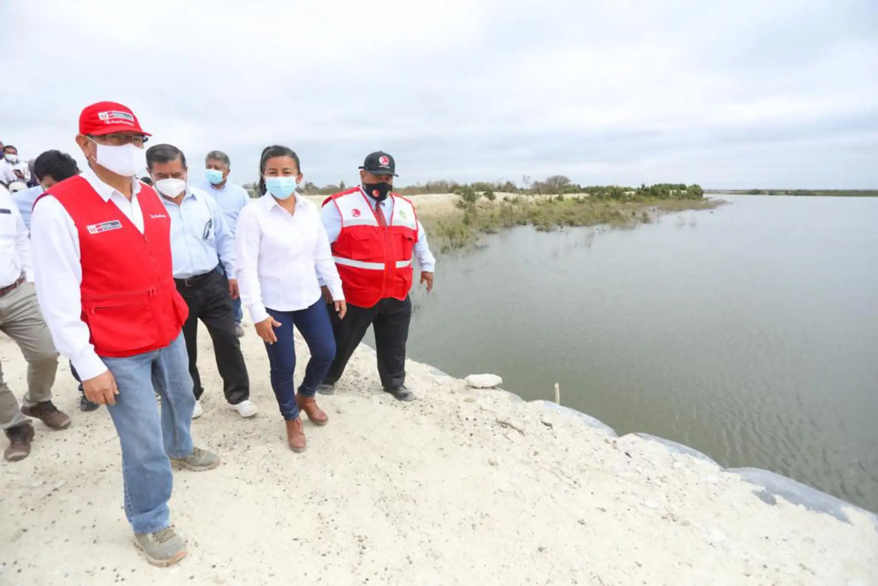 Ministro de Agricultura, Jorge Montenegro, continúa jornada de trabajo en la provincia de Sechura Piura, donde inspeccionó zona donde se ejecutaría el proyecto de riego "Tapa de Cuy”, que tendrá fines agrícolas, apicultura, acuicultura y mitigar el riesgo ante sequías.
Foto:ANDINA/@minagriperu