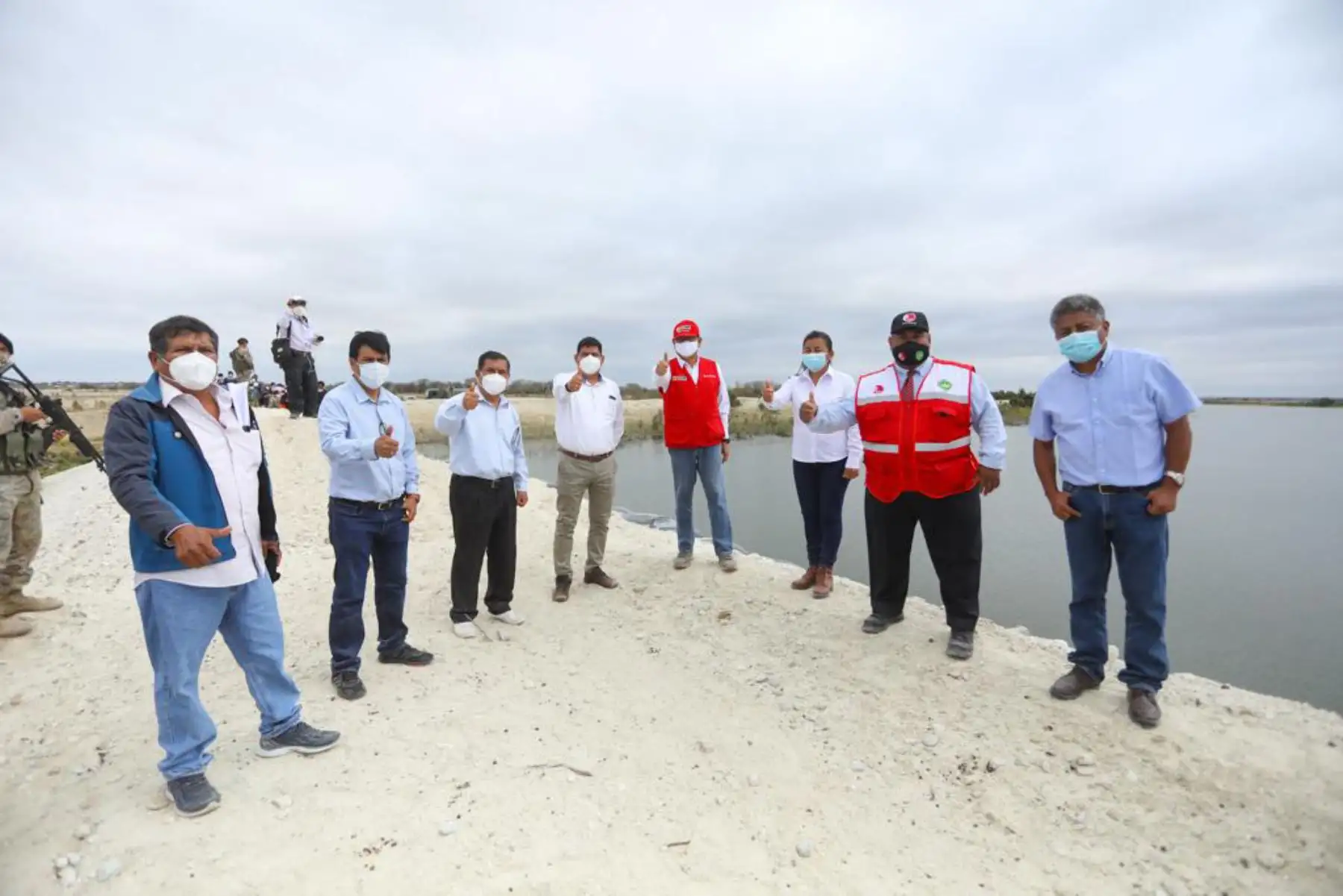 Ministro de Agricultura, Jorge Montenegro, continúa jornada de trabajo en la provincia de Sechura Piura, donde inspeccionó zona donde se ejecutaría el proyecto de riego "Tapa de Cuy”, que tendrá fines agrícolas, apicultura, acuicultura y mitigar el riesgo ante sequías.
Foto:ANDINA/@minagriperu