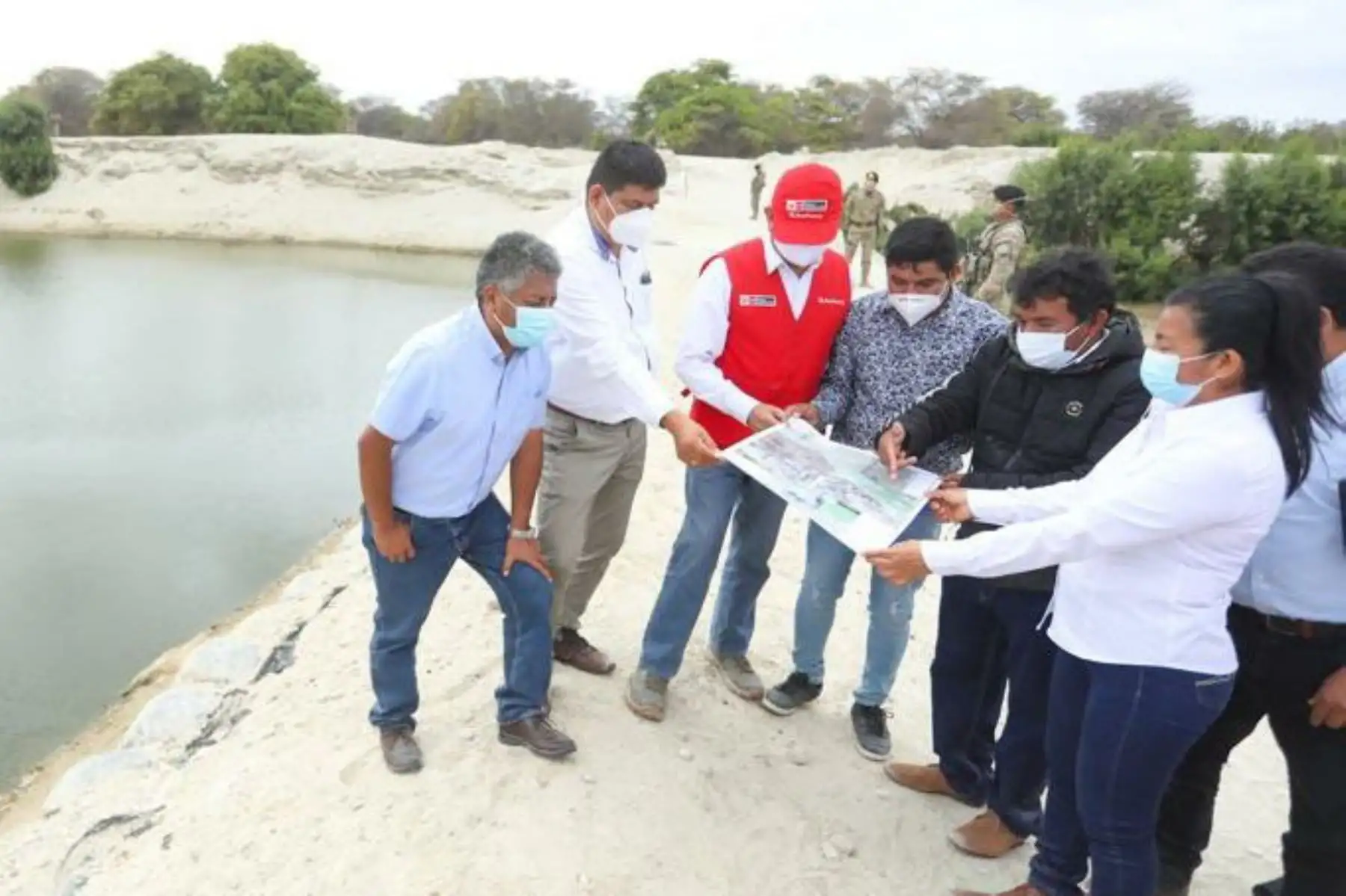 Ministro de Agricultura, Jorge Montenegro, continúa jornada de trabajo en la provincia de Sechura Piura, donde inspeccionó zona donde se ejecutaría el proyecto de riego "Tapa de Cuy”, que tendrá fines agrícolas, apicultura, acuicultura y mitigar el riesgo ante sequías.
Foto:ANDINA/@minagriperu