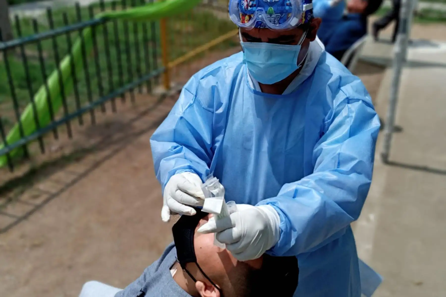 Más de 500 personas son evaluadas con pruebas moleculares para el descarte de COVID-19, en el Centro Rápido de Atención Temporal del Ministerio Salud instalado en Los Olivos.
Foto:ANDINA/Minsa