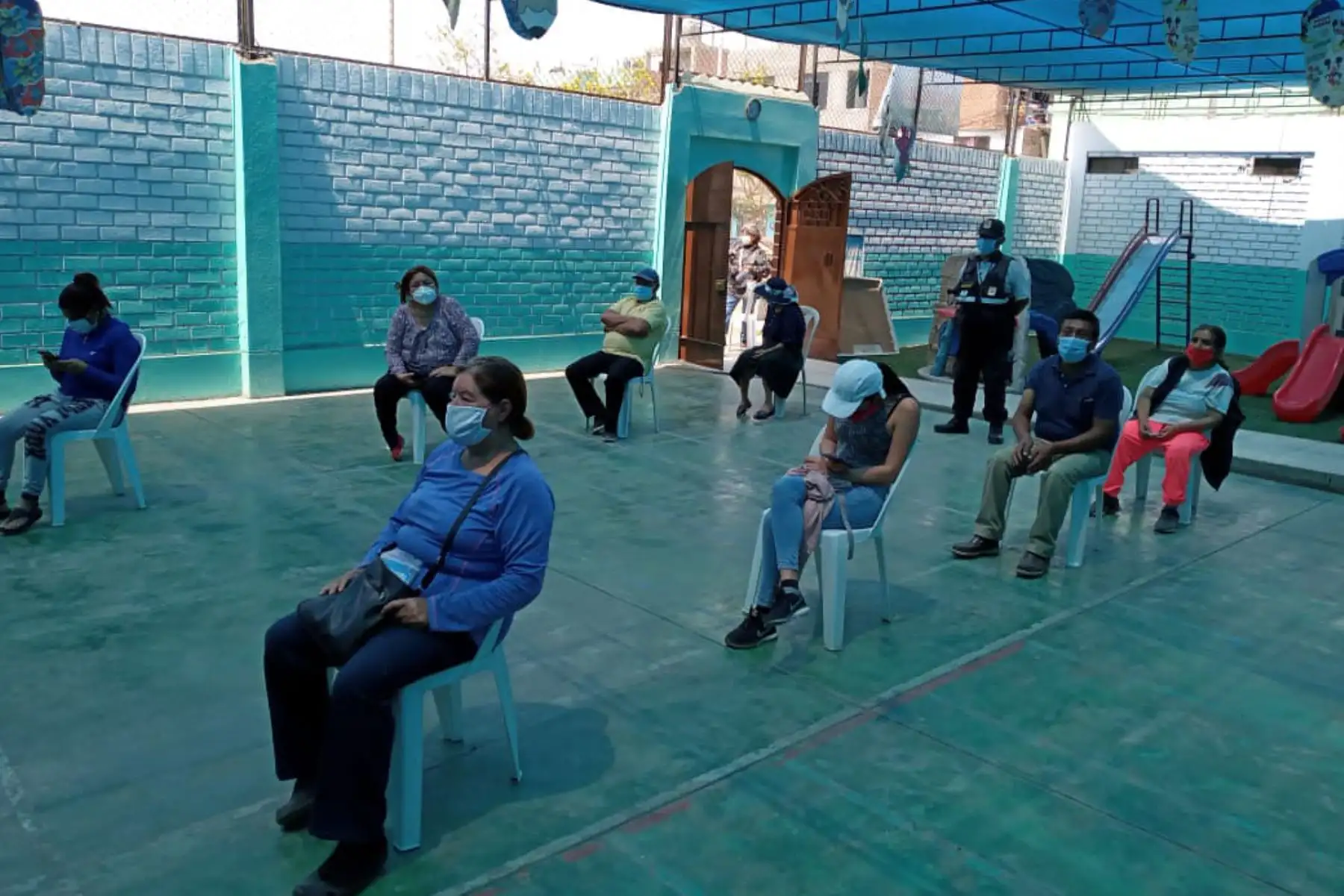 Más de 500 personas son evaluadas con pruebas moleculares para el descarte de COVID-19, en el Centro Rápido de Atención Temporal del Ministerio Salud instalado en Los Olivos.
Foto:ANDINA/Minsa