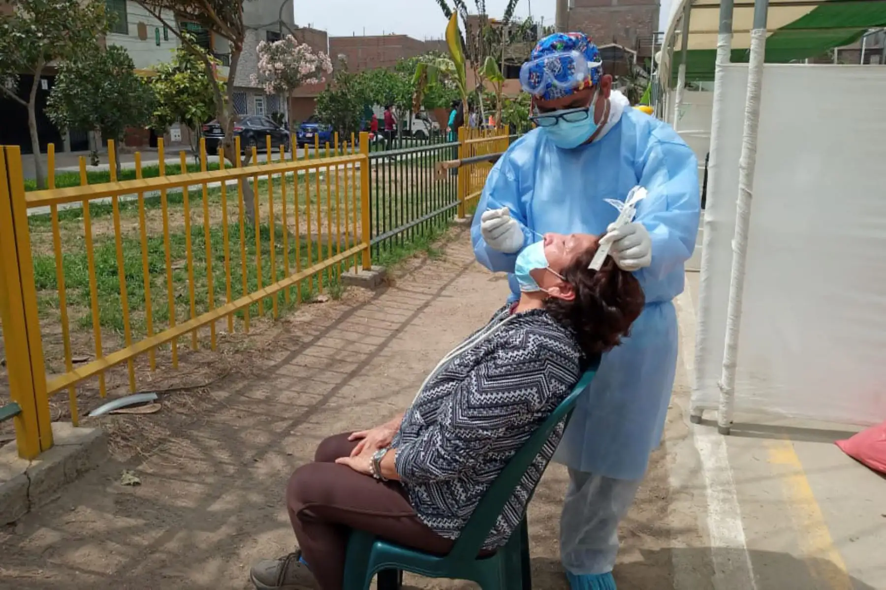 Personal de salud realiza pruebas para el descarte del coronavirus (imagen de archivo). ANDINA/Difusión