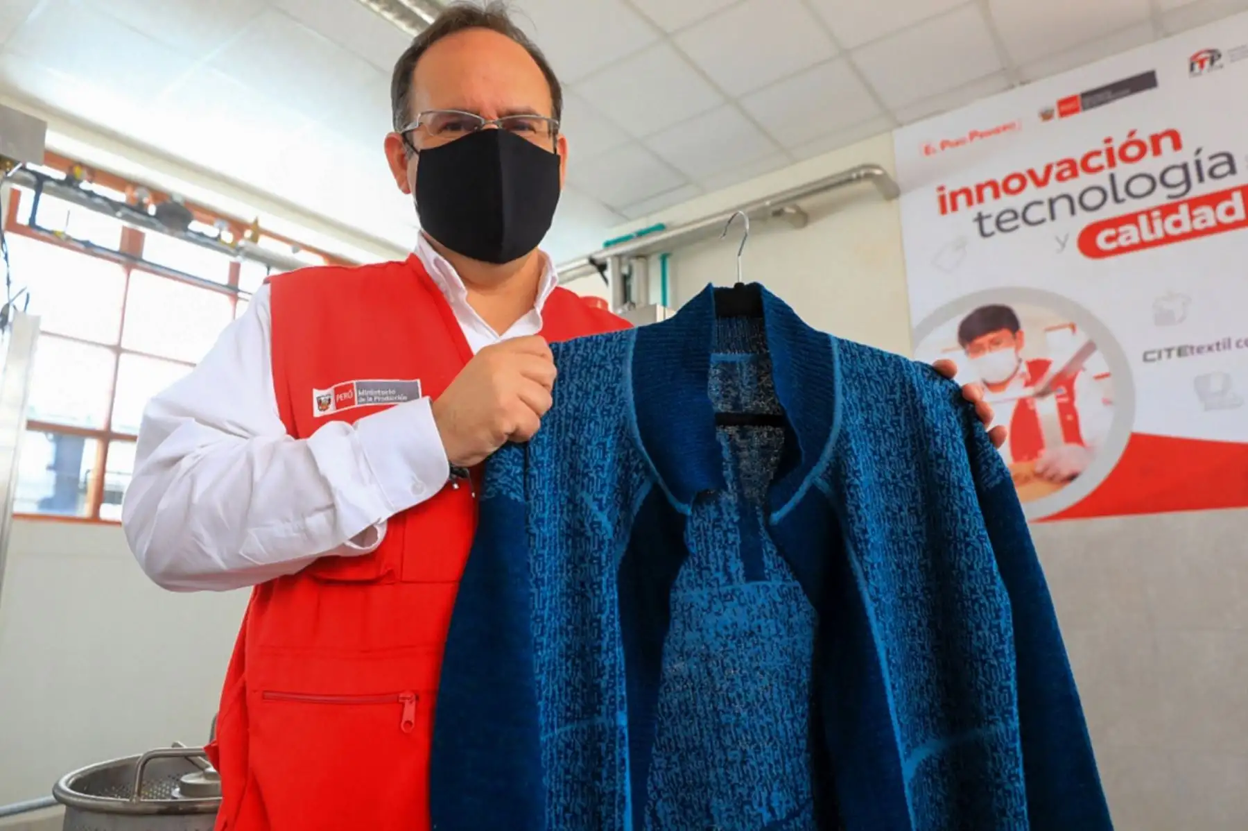 Ministro de la Producción, José Salardi, muestra el desarrollo textil en el CITEtextil Camélidos en Cusco. Foto: Cortesía.