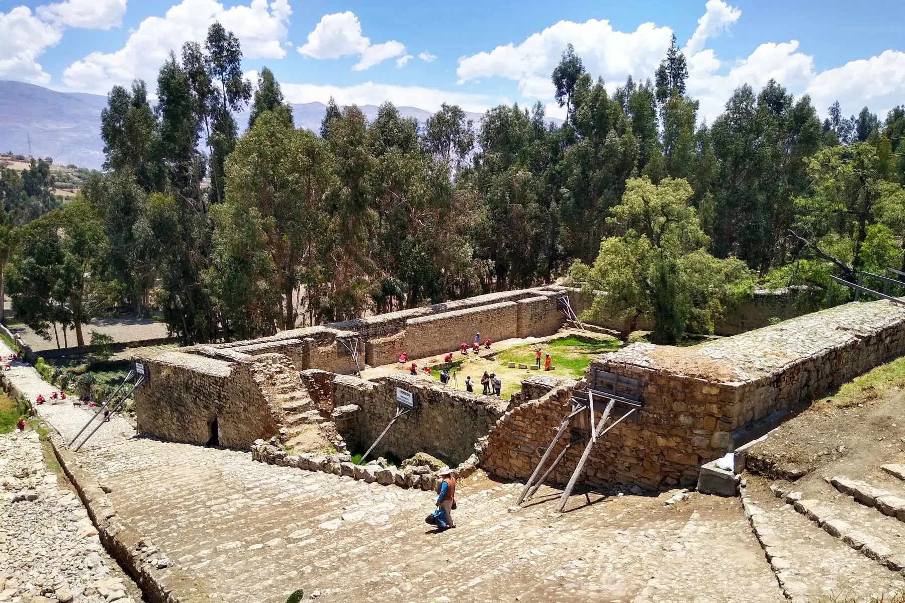 Personal de Trabaja Perú realiza labores de mantenimiento en el complejo arqueológico de Wariwillka, al sur de Huancayo. / Foto: Pedro Tinoco M.
