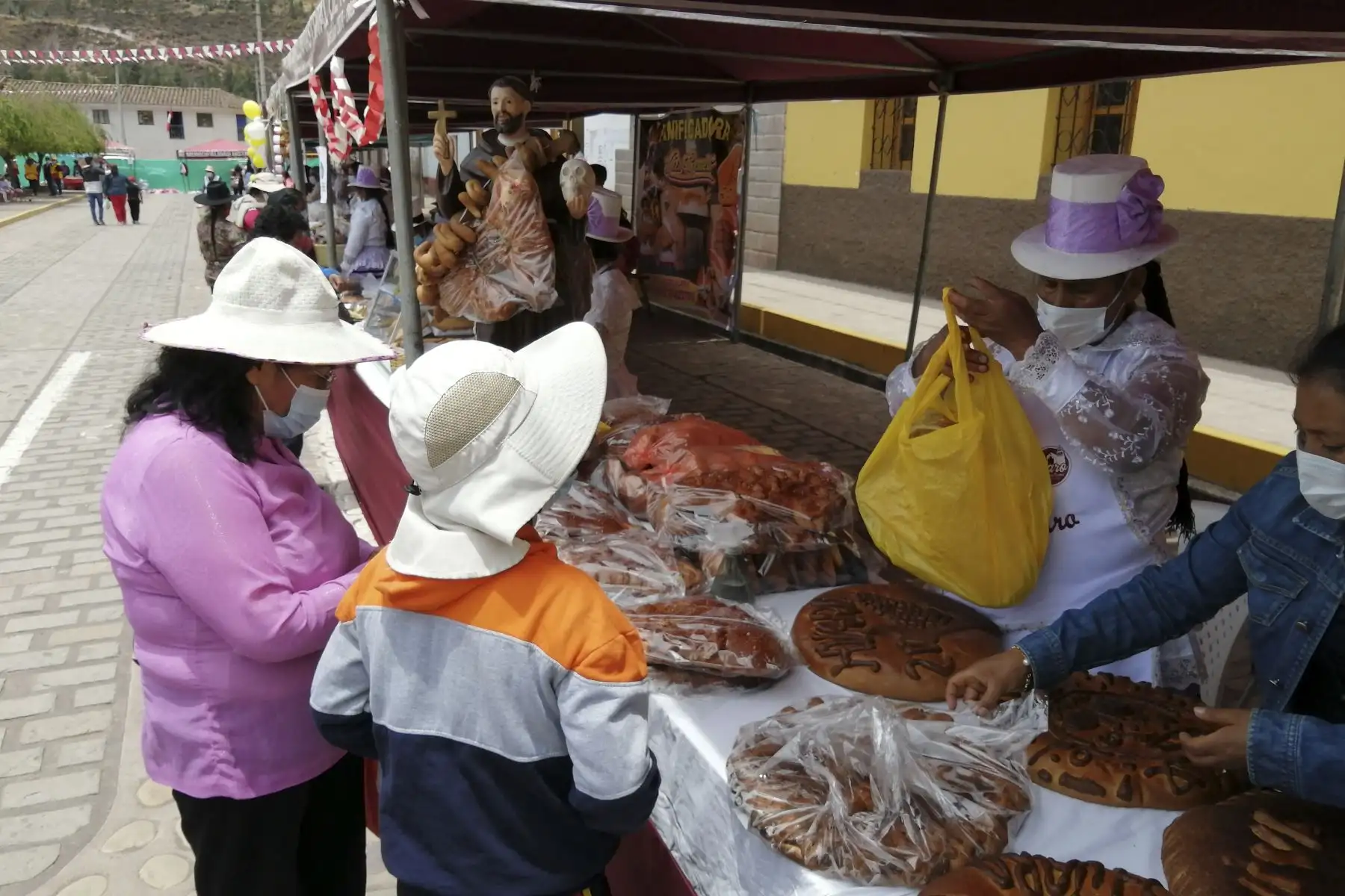 Por segundo año consecutivo se realiza el festival del típico pan cusqueño Huaro en el distrito que lleva el mismo nombre, ubicado al sureste de la ciudad del Cusco, a unos 40 minutos en auto por la vía nacional Cusco-Puno-Arequipa. Foto: Percy Hurtado Santillán