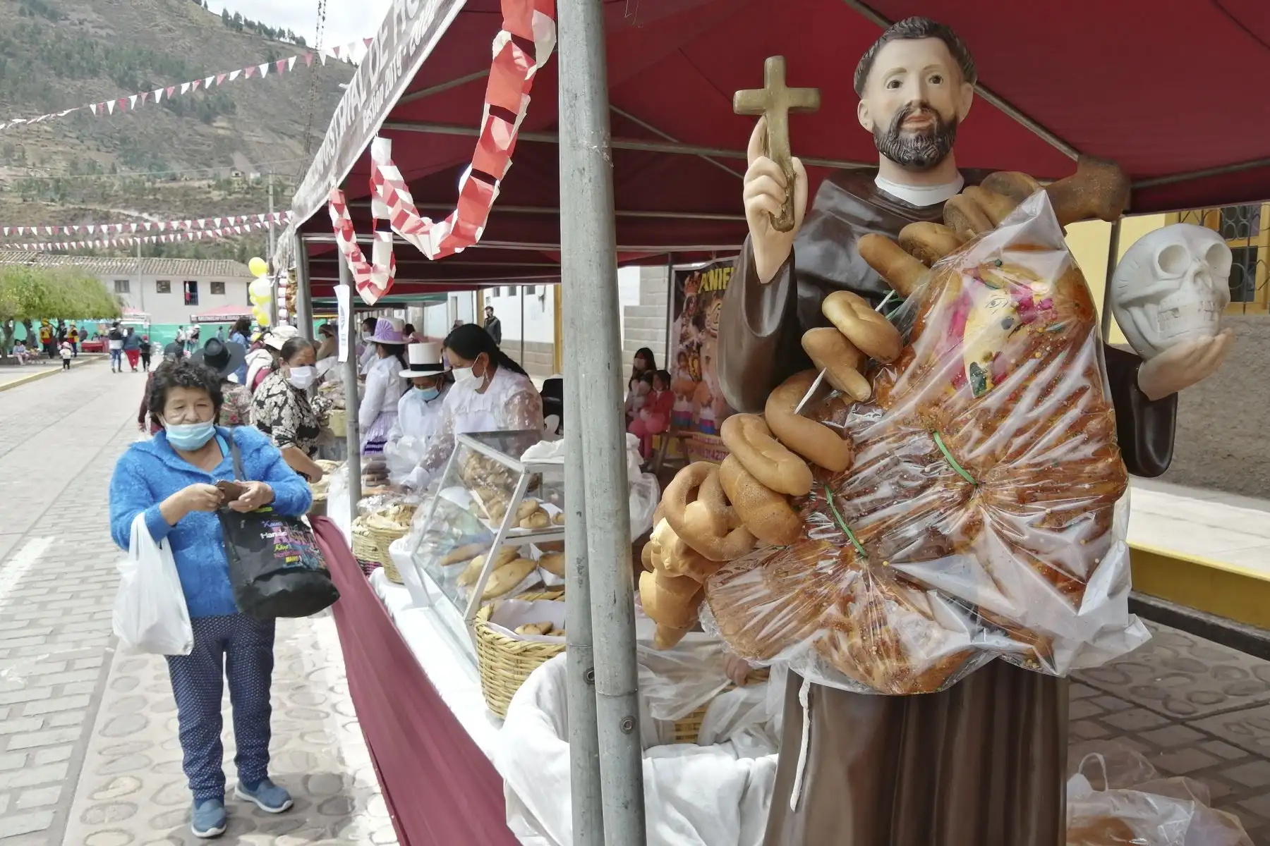 Por segundo año consecutivo se realiza el festival del típico pan cusqueño Huaro en el distrito que lleva el mismo nombre, ubicado al sureste de la ciudad del Cusco, a unos 40 minutos en auto por la vía nacional Cusco-Puno-Arequipa. Foto: Percy Hurtado Santillán