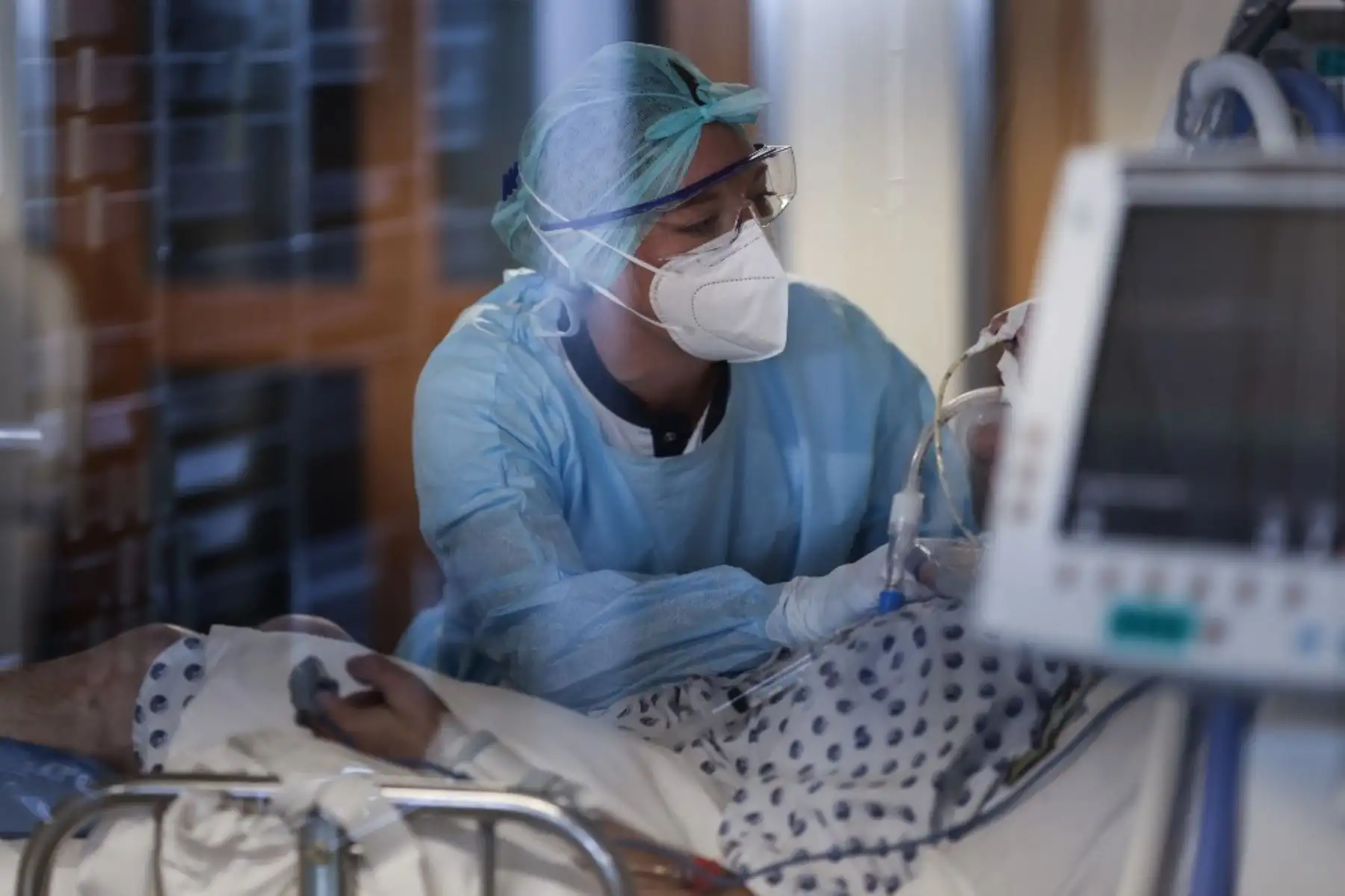 Un trabajador médico que lleva un equipo de protección atiende a un paciente en la unidad de cuidados intensivos para pacientes infectados con Covid-19 (nuevo coronavirus) en el Centro Hospitalario Universitario de Lieja. Foto: AFP