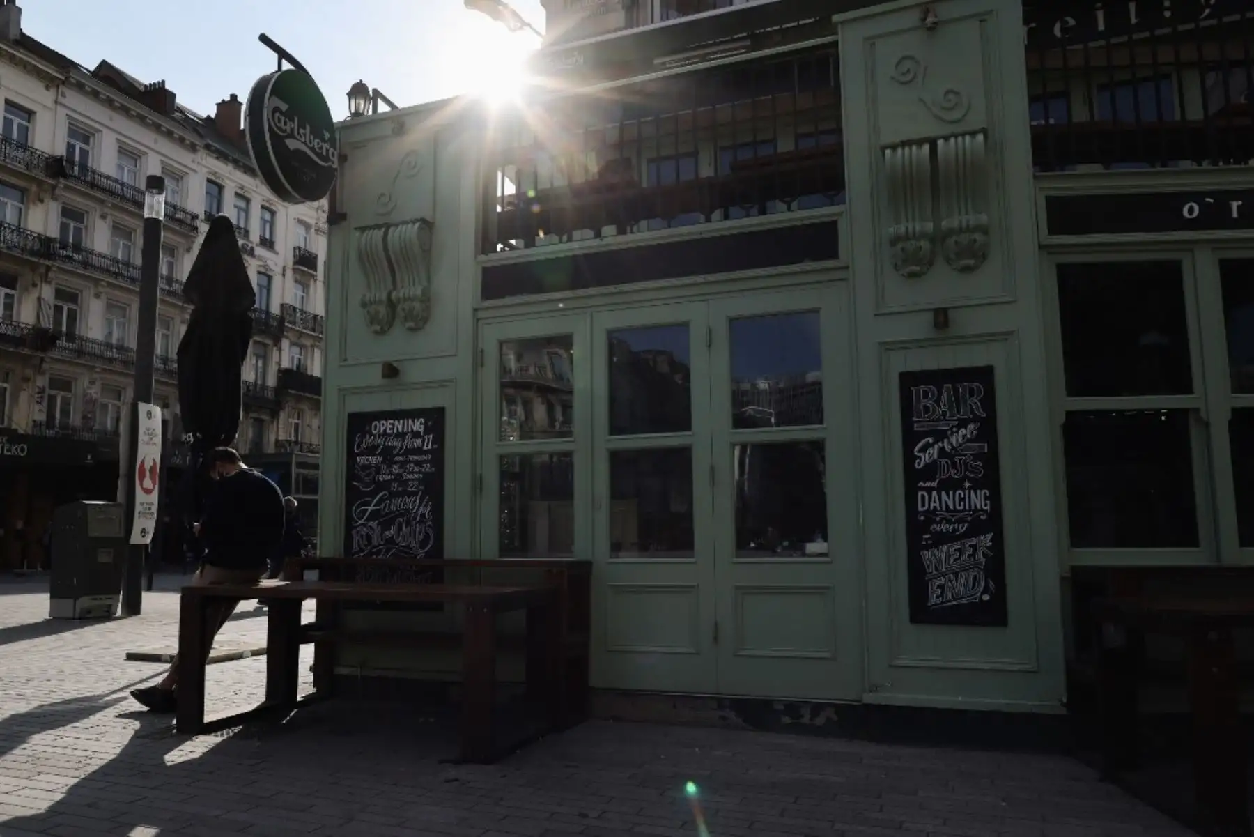 Esta imagen muestra un restaurante cerrado, en el día de implementación de nuevas medidas sanitarias destinadas a frenar la propagación del Covid-19. Foto: AFP