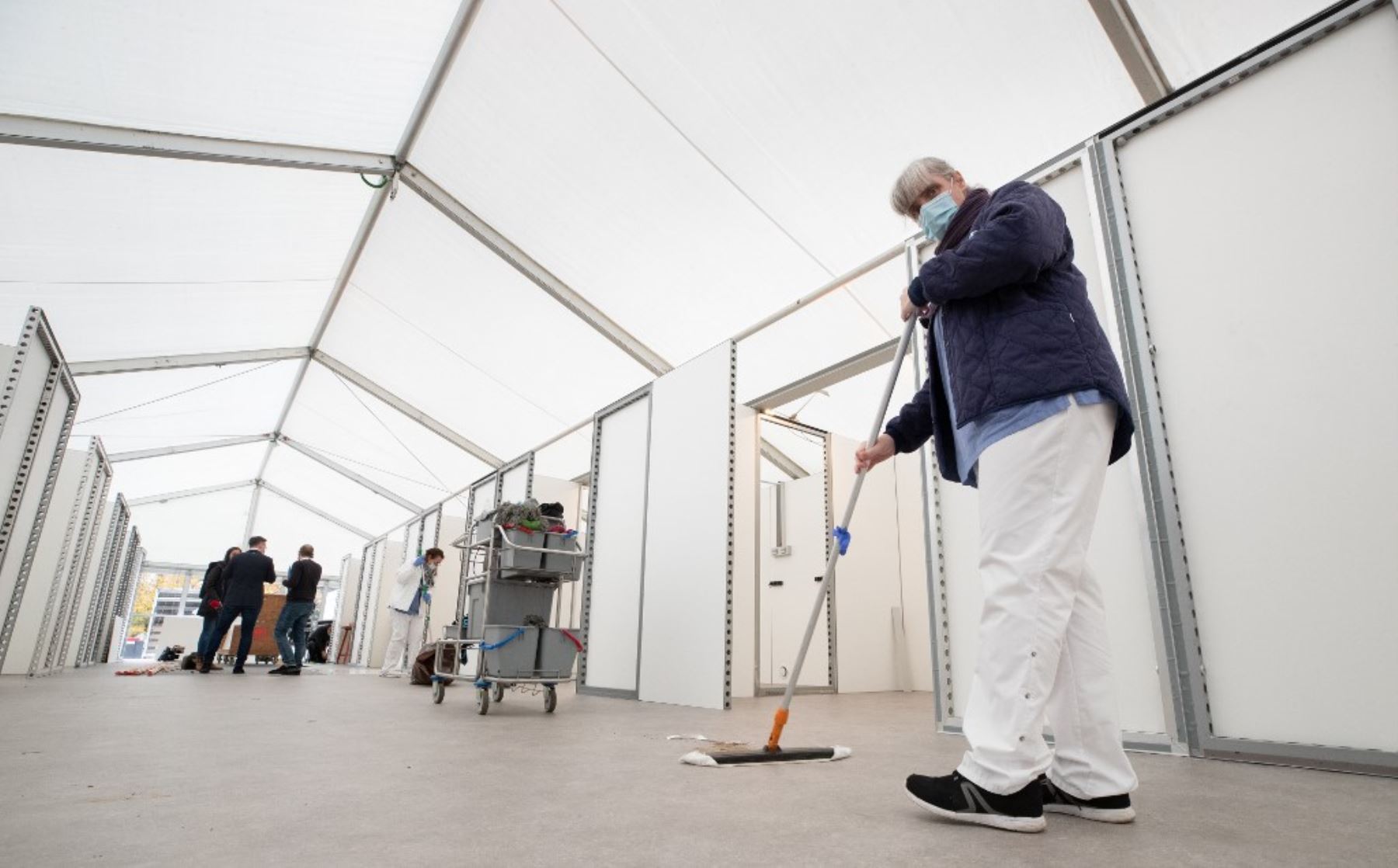 Un hombre limpia la instalación de una nueva unidad auxiliar de hospitalización construida en el hospital CHR Verviers para recibir a los pacientes infectados por Covid-19 (nuevo coronavirus) en Verviers, Bélgica. Foto: AFP