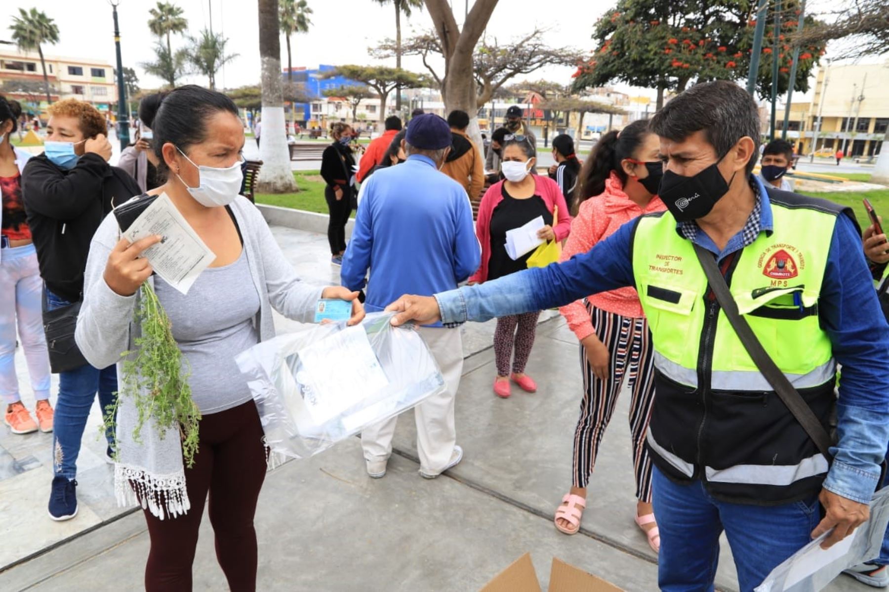 Usuarios del transporte público reciben protectores faciales para evitar riesgo de contagio de covid-19 en los viajes urbanos en Chimbote. Foto: ANDINA/Difusión