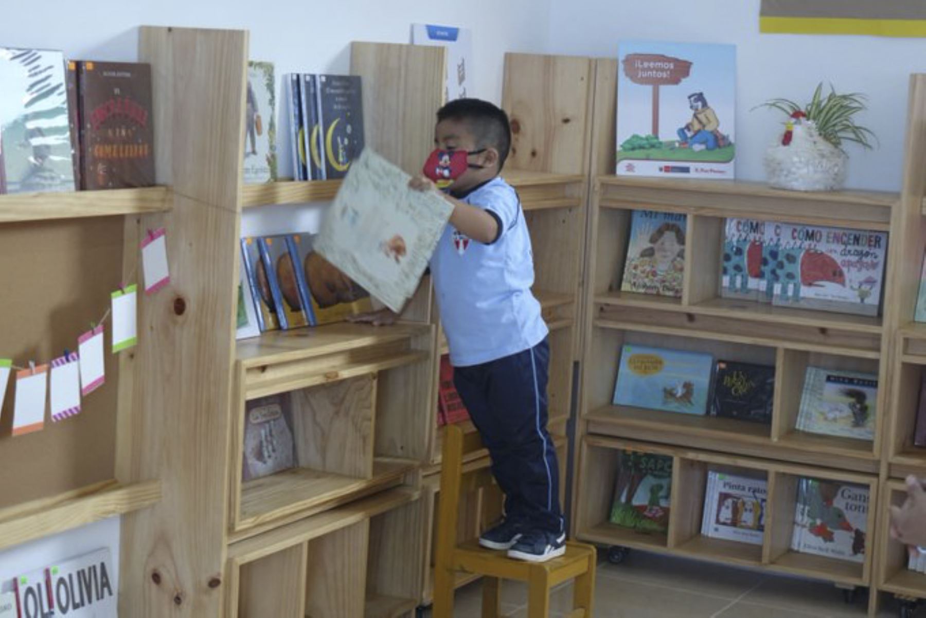 El ministro de Educación, Martín Benavides, junto a la primera dama, Marisol Díaz, inauguraron la segunda biblioteca del proyecto “Bibliotecas comunitarias” en la institución educativa N° 5135 del distrito de Ventanilla, en el Callao. Foto: Minedu