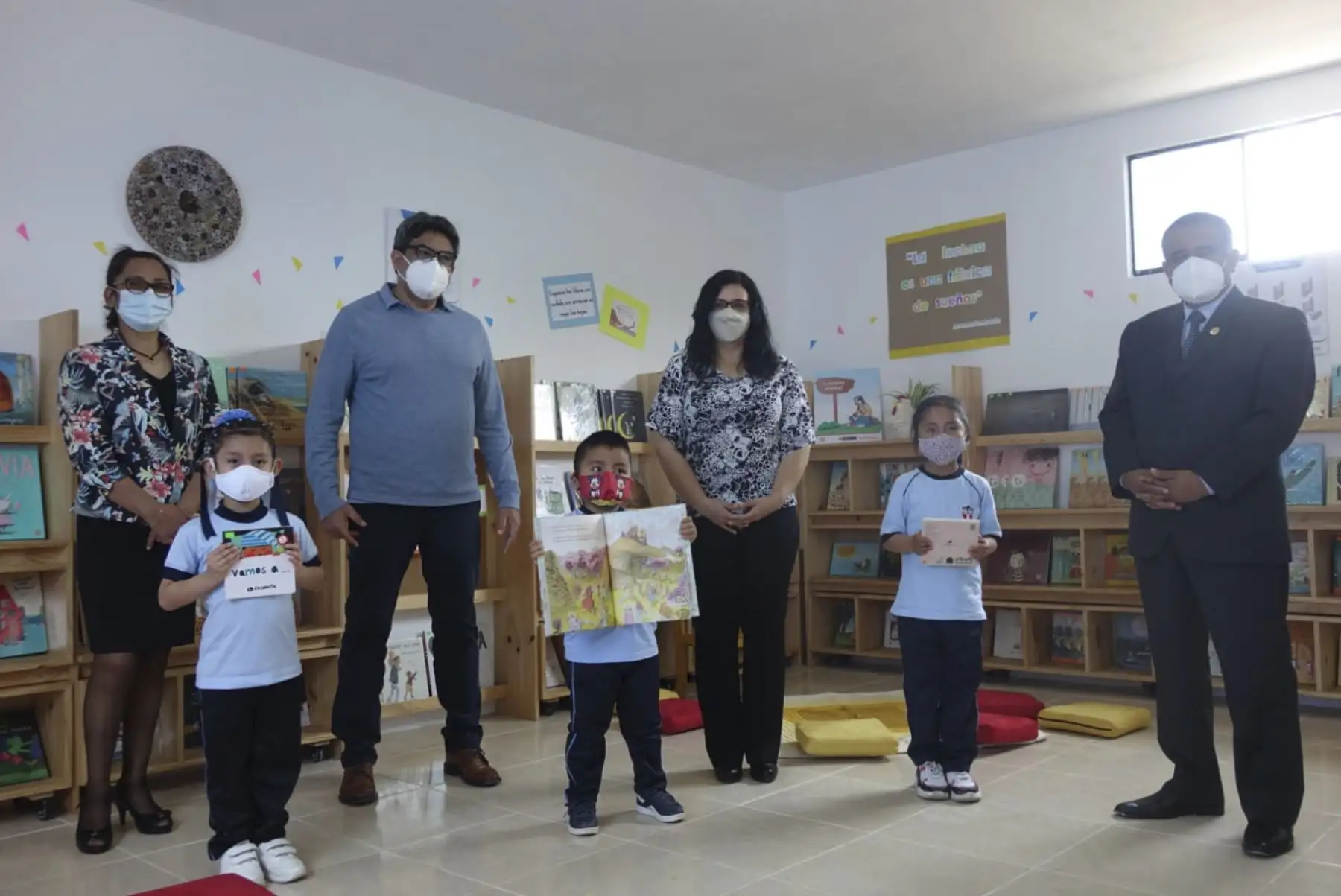 El ministro de Educación, Martín Benavides, junto a la primera dama, Marisol Díaz, inauguraron la segunda biblioteca del proyecto “Bibliotecas comunitarias” en la institución educativa N° 5135 del distrito de Ventanilla, en el Callao. Foto: Minedu