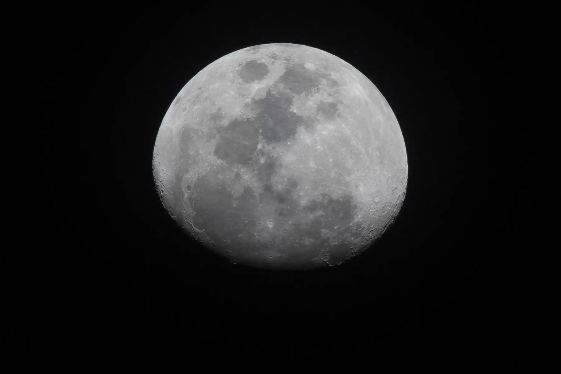 Nuestro satélite, La Luna, estuvo brillante esta noche. Foto: ANDINA/Carlos Lezama