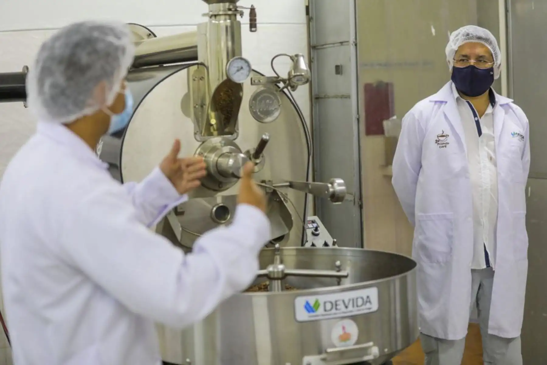 Con la finalidad de fortalecer el valor agregado a los granos de cacao, la Comisión Nacional para el Desarrollo y Vida sin Drogas (Devida) inició con la entrega de módulos de procesamiento de manteca de cacao y polvo de cacao a dos organizaciones productoras de la provincia de Leoncio Prado (Huánuco), en beneficio de 505 familias socias productoras. Foto: Devida