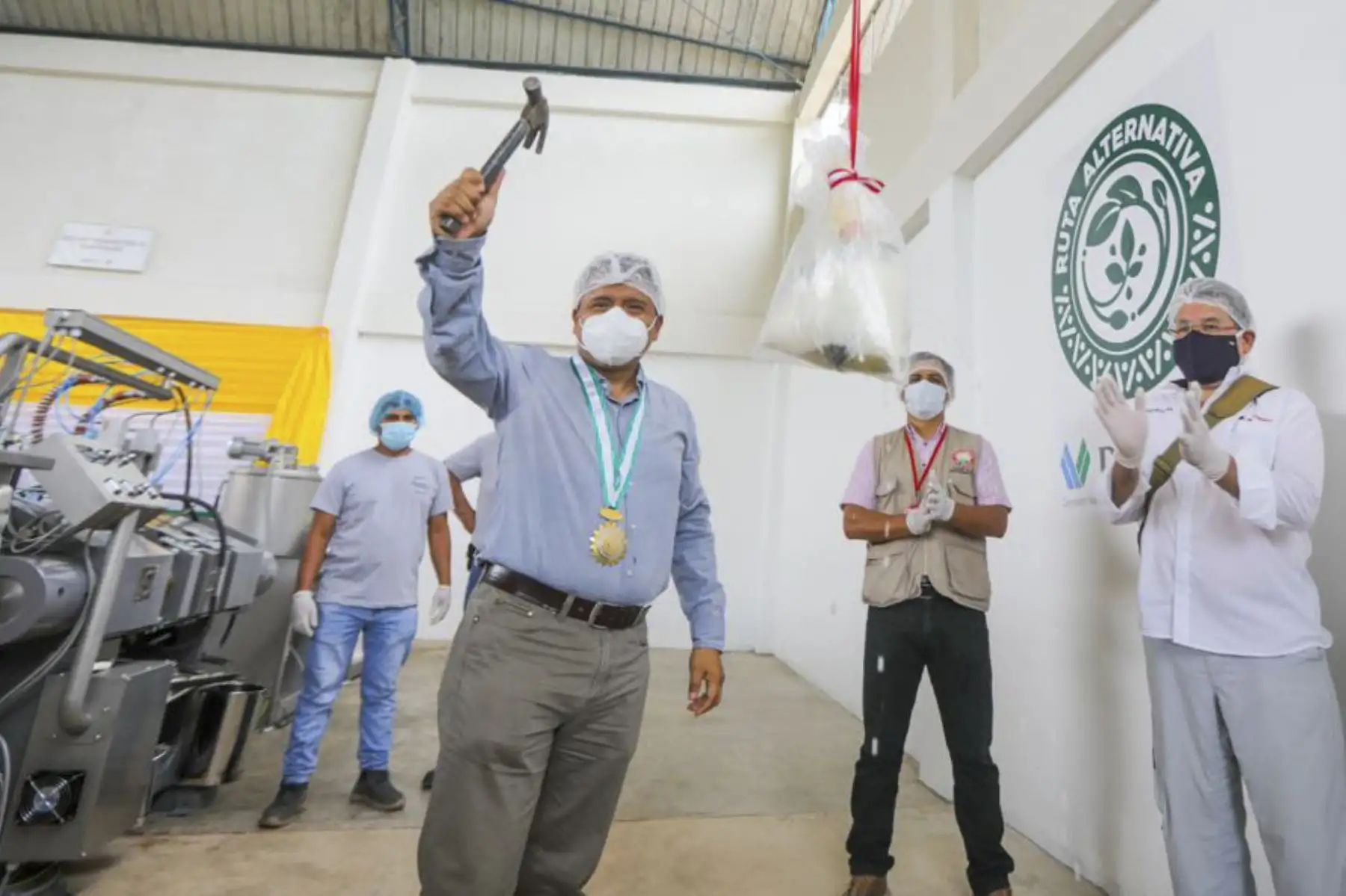 Con la finalidad de fortalecer el valor agregado a los granos de cacao, la Comisión Nacional para el Desarrollo y Vida sin Drogas (Devida) inició con la entrega de módulos de procesamiento de manteca de cacao y polvo de cacao a dos organizaciones productoras de la provincia de Leoncio Prado (Huánuco), en beneficio de 505 familias socias productoras. Foto: Devida