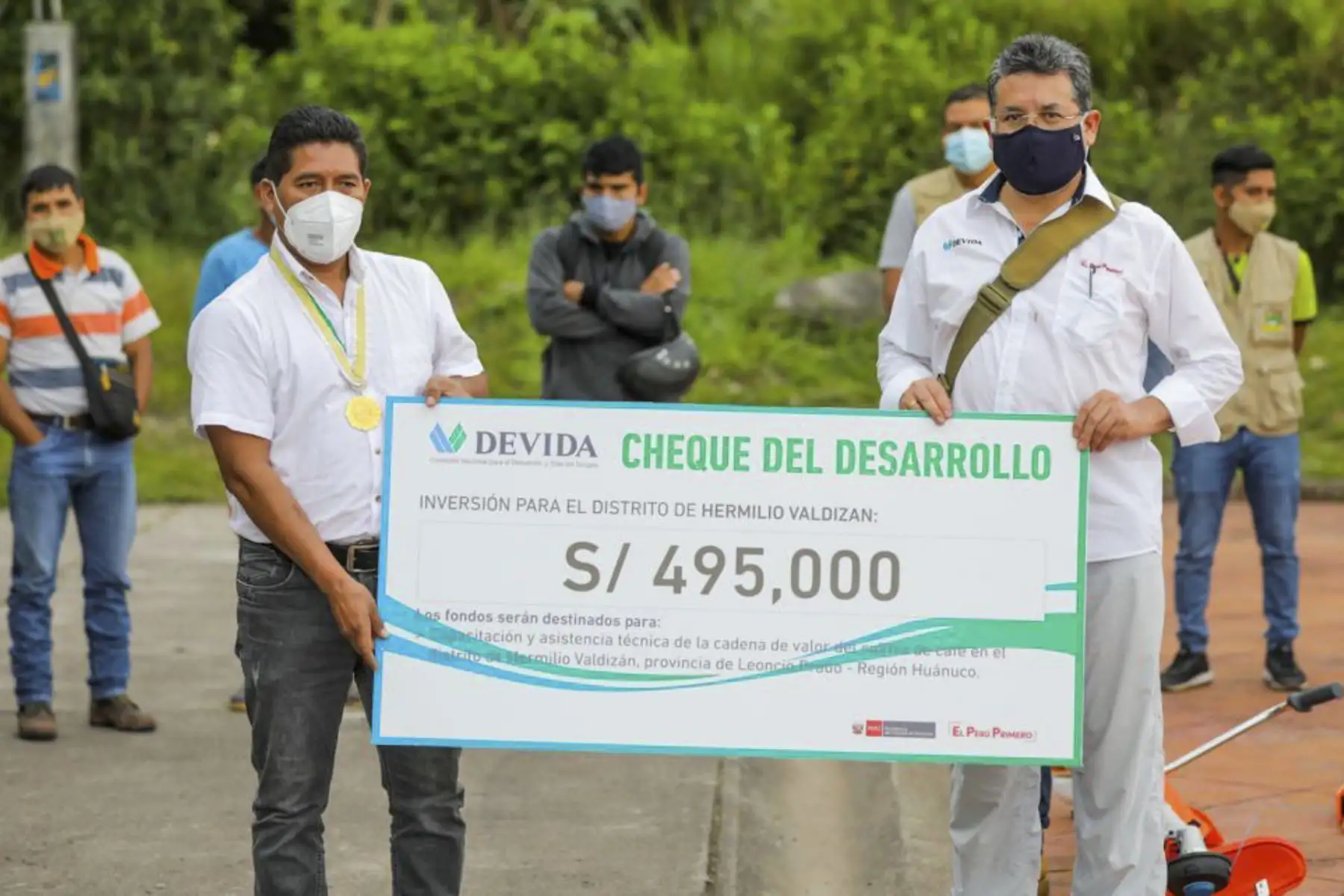 Con la finalidad de fortalecer el valor agregado a los granos de cacao, la Comisión Nacional para el Desarrollo y Vida sin Drogas (Devida) inició con la entrega de módulos de procesamiento de manteca de cacao y polvo de cacao a dos organizaciones productoras de la provincia de Leoncio Prado (Huánuco), en beneficio de 505 familias socias productoras. Foto: Devida