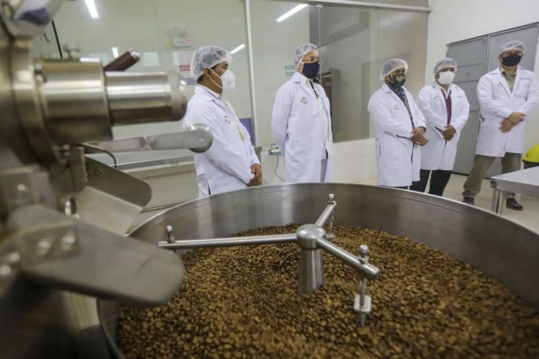 Con la finalidad de fortalecer el valor agregado a los granos de cacao, la Comisión Nacional para el Desarrollo y Vida sin Drogas (Devida) inició con la entrega de módulos de procesamiento de manteca de cacao y polvo de cacao a dos organizaciones productoras de la provincia de Leoncio Prado (Huánuco), en beneficio de 505 familias socias productoras. Foto: Devida