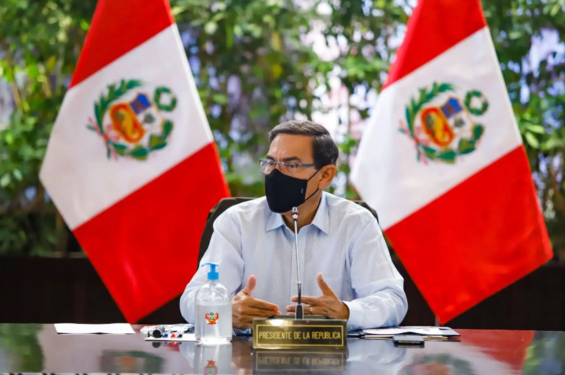 El presidente Martin Vizcarra, junto al titular de la PCM, 
Walter Martos, evalúan medidas para hacer frente a la pandemia y continuar con la reactivación económica.
Foto: ANDINA/Prensa Presidencia