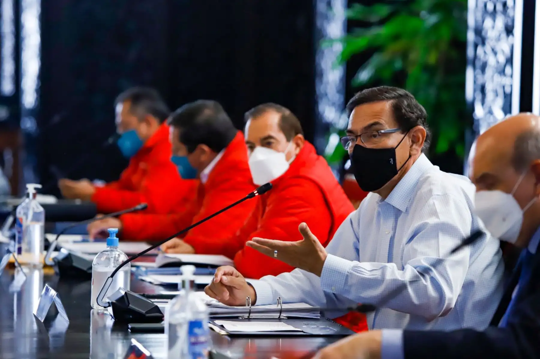 El presidente Martin Vizcarra, junto al titular de la PCM, 
Walter Martos, evalúan medidas para hacer frente a la pandemia y continuar con la reactivación económica.
Foto: ANDINA/Prensa Presidencia