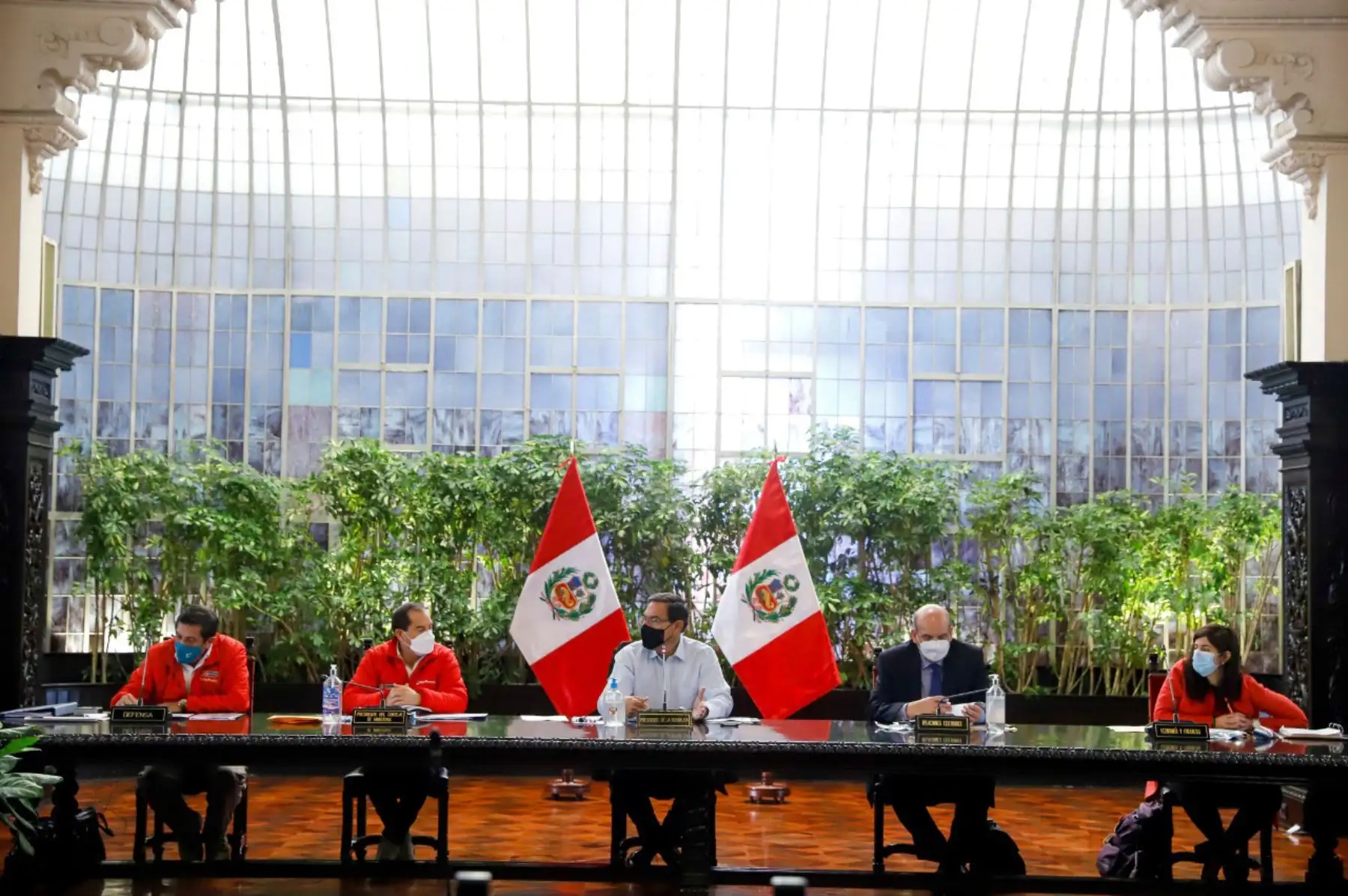 El presidente Martin Vizcarra, junto al titular de la PCM, 
Walter Martos, evalúan medidas para hacer frente a la pandemia y continuar con la reactivación económica.
Foto: ANDINA/Prensa Presidencia