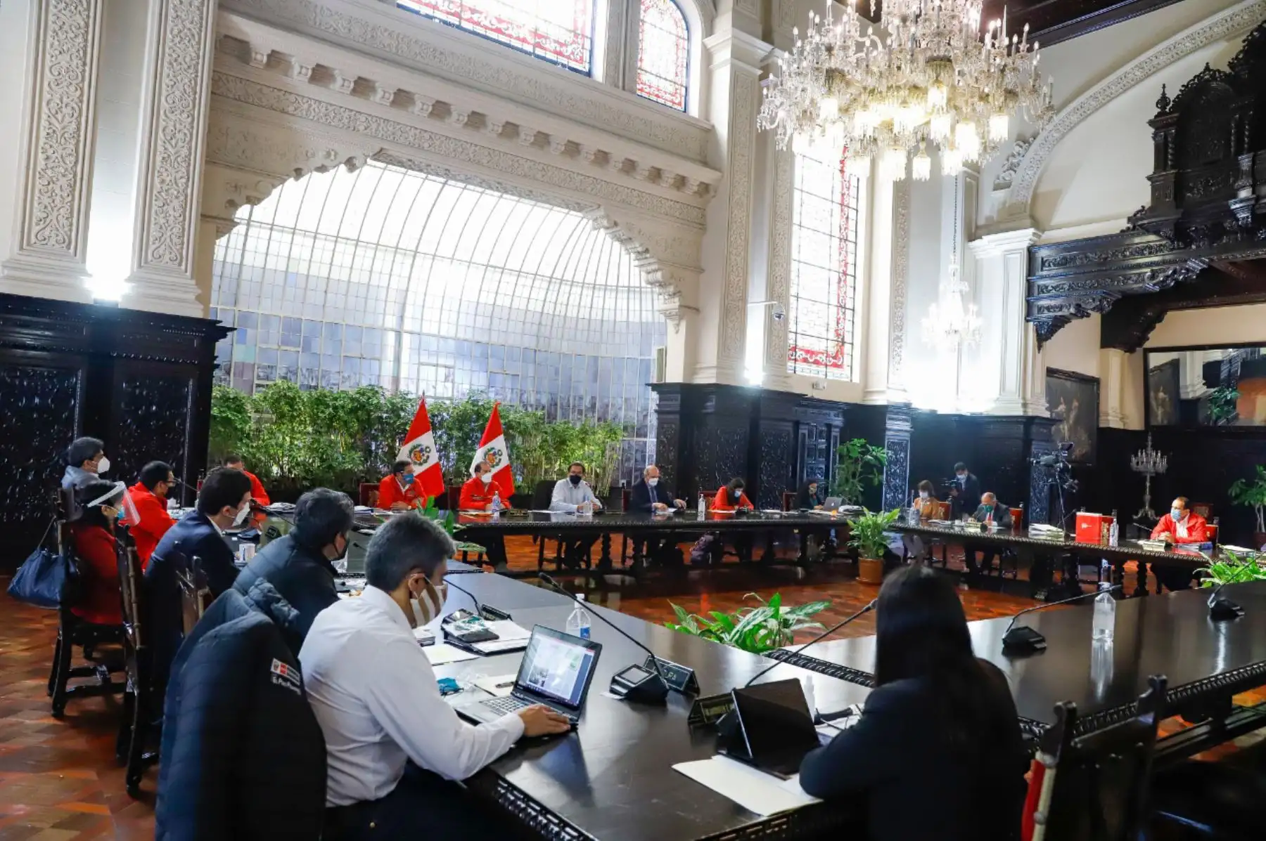El presidente Martin Vizcarra, junto al titular de la PCM, 
Walter Martos, evalúan medidas para hacer frente a la pandemia y continuar con la reactivación económica.
Foto: ANDINA/Prensa Presidencia