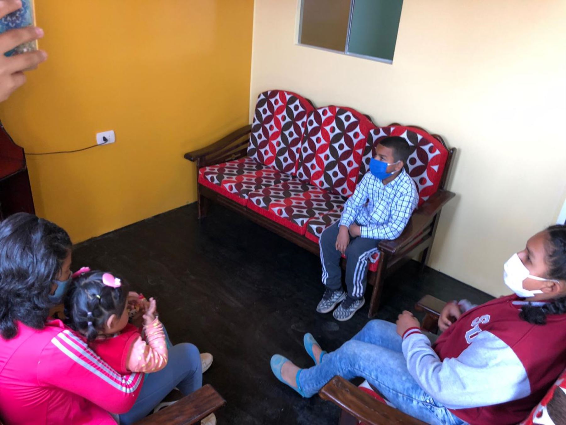 El Instituto Guestalt de Lima recomienda compartir con las personas más cercanas los miedos o las preocupaciones que genere una eventual nueva ola de contagio. Foto: ANDINA/Difusión