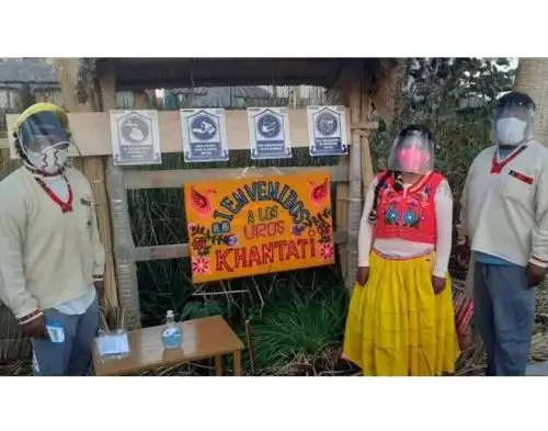 Los artesanos de  las islas de Los Uros, en el lago Titicaca se capacitan para implementar los protocolos de bioseguridad y garantizar la salud de los turistas.
