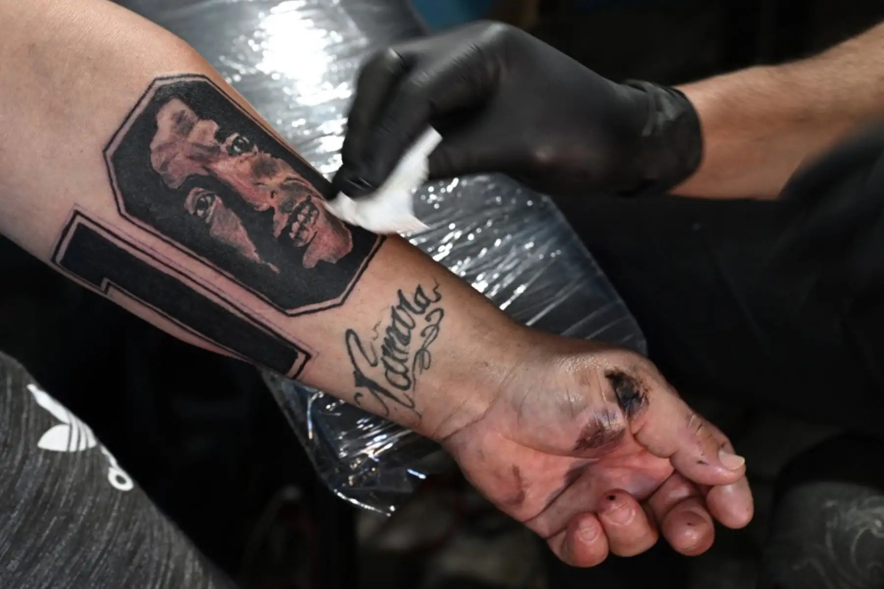 El pizzero Guillermo Rodríguez, bautizado en la iglesia maradoniana, tiene un nuevo tatuaje con una imagen de la leyenda del fútbol argentino Diego Maradona realizado por el tatuador Juan Rojas, en su pizzería llamada "Siempre al 10". Rodríguez se hizo este tatuaje para conmemorar al actual entrenador del 60 cumpleaños de Gimnasia y Esgrima, que será el próximo 30 de octubre. 

Foto: AFP