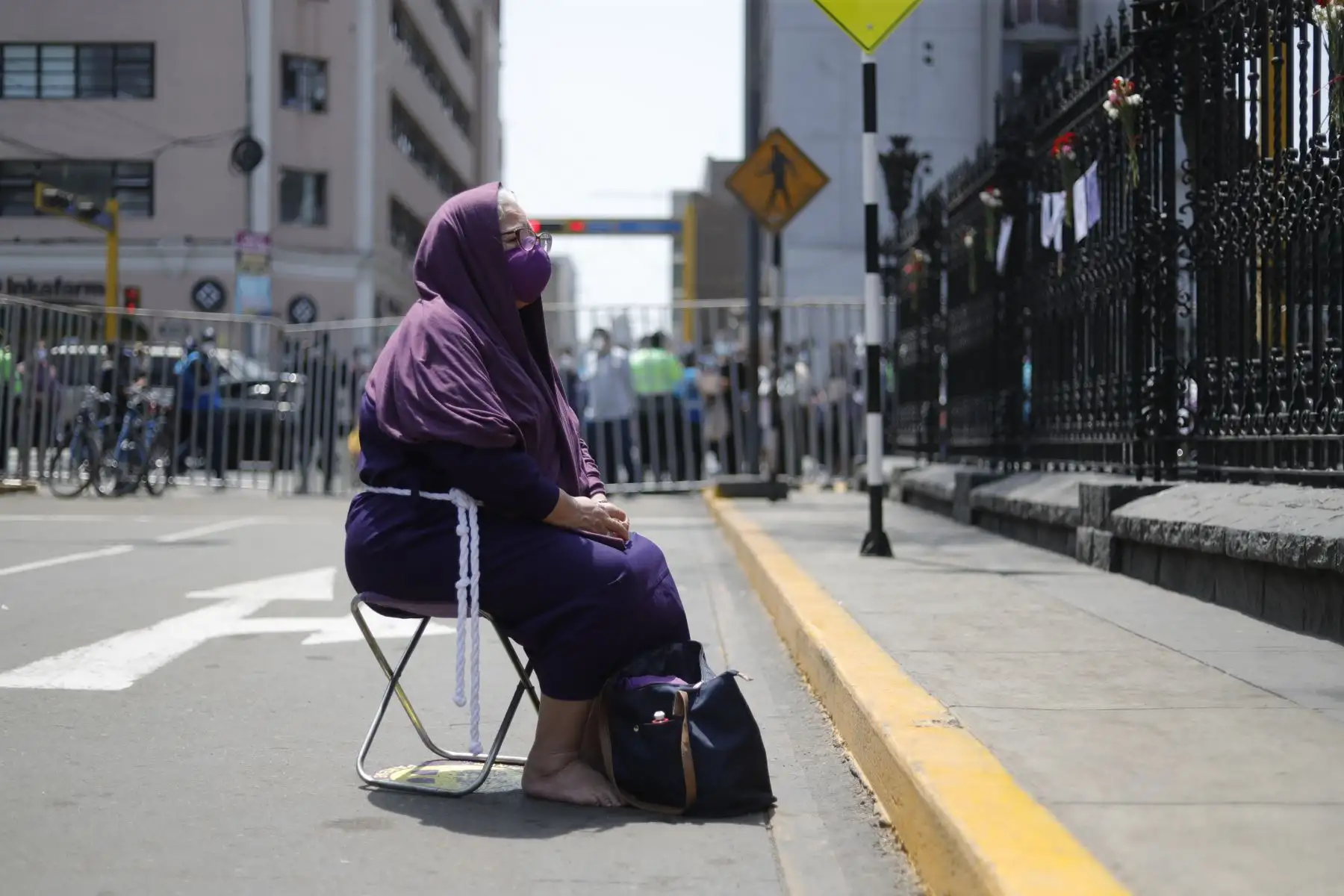 Devotos del Señor de Los Milagros llegaron esta mañana frente al templo de Las Nazarenas para realizar sus oraciones. Foto: ANDINA/Renato Pajuelo
