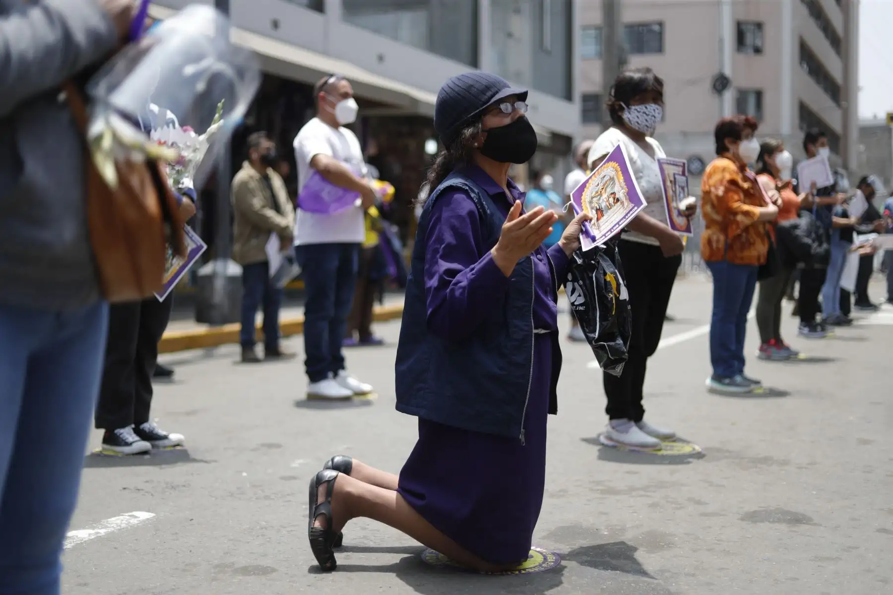 Devotos del Señor de Los Milagros llegaron esta mañana frente al templo de Las Nazarenas para realizar sus oraciones. Foto: ANDINA/Renato Pajuelo