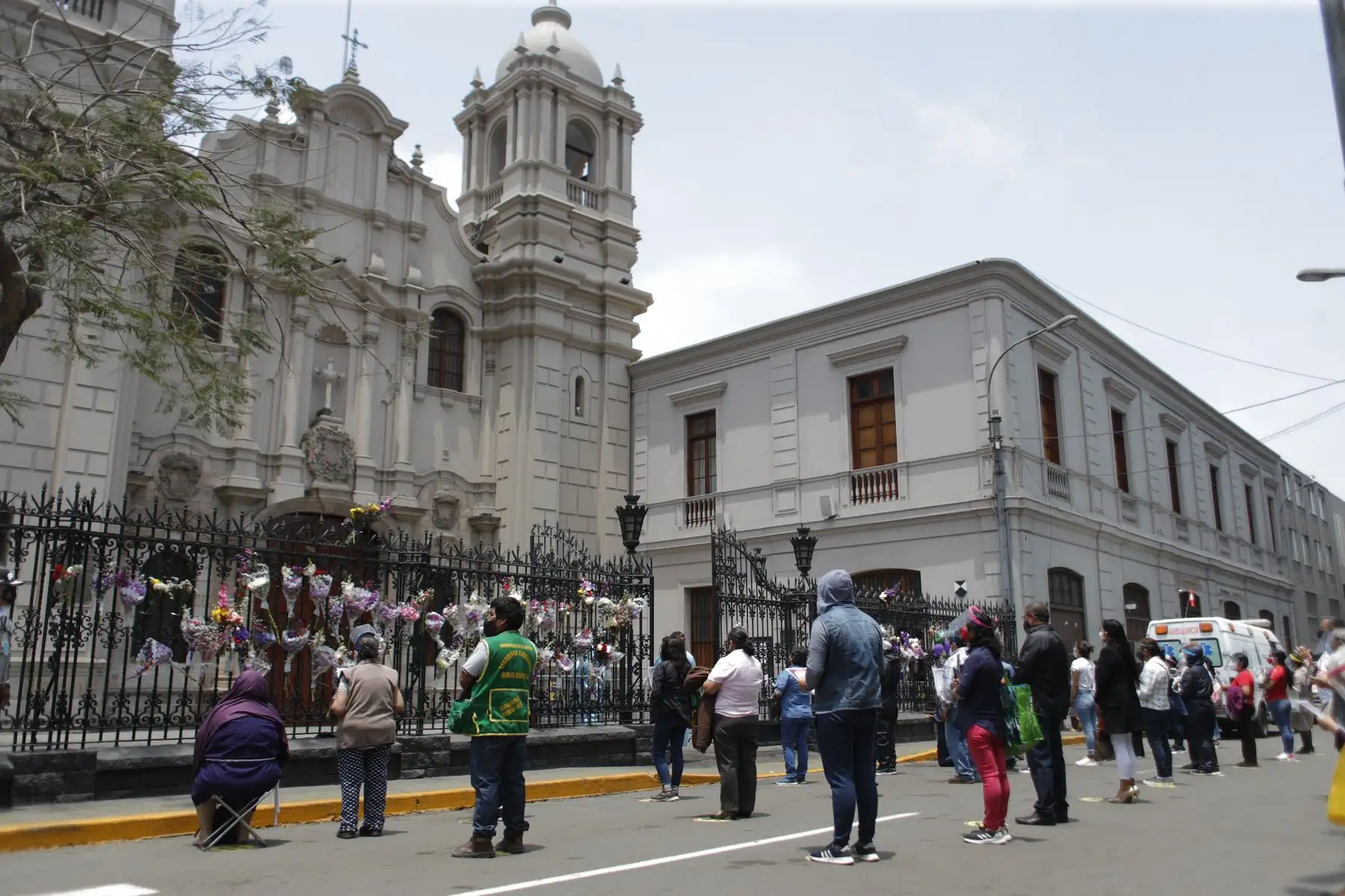 Devotos del Señor de Los Milagros llegaron esta mañana frente al templo de Las Nazarenas para realizar sus oraciones. Foto: ANDINA/Renato Pajuelo