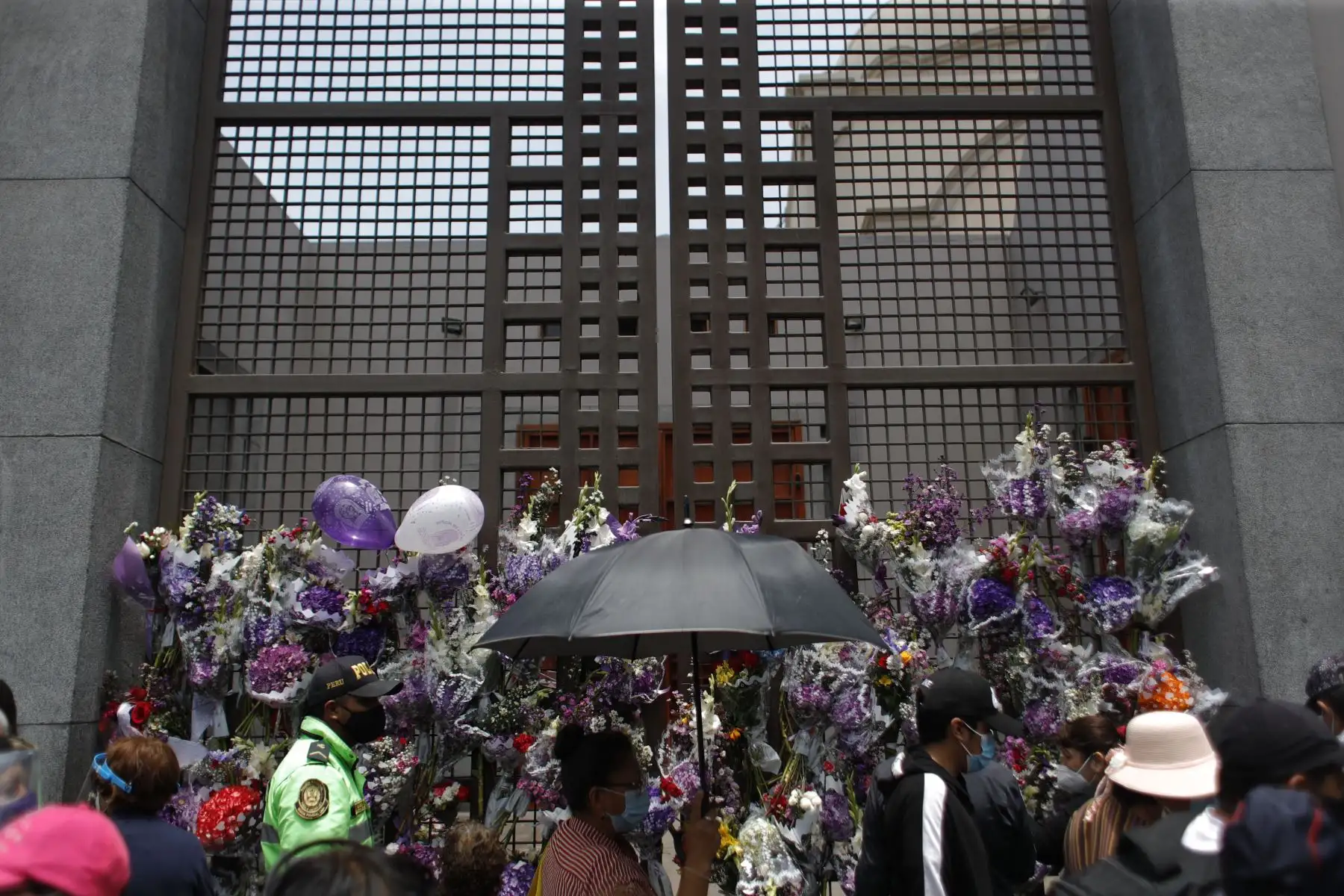 Devotos del Señor de Los Milagros llegaron esta mañana frente al templo de Las Nazarenas para realizar sus oraciones. Foto: ANDINA/Renato Pajuelo