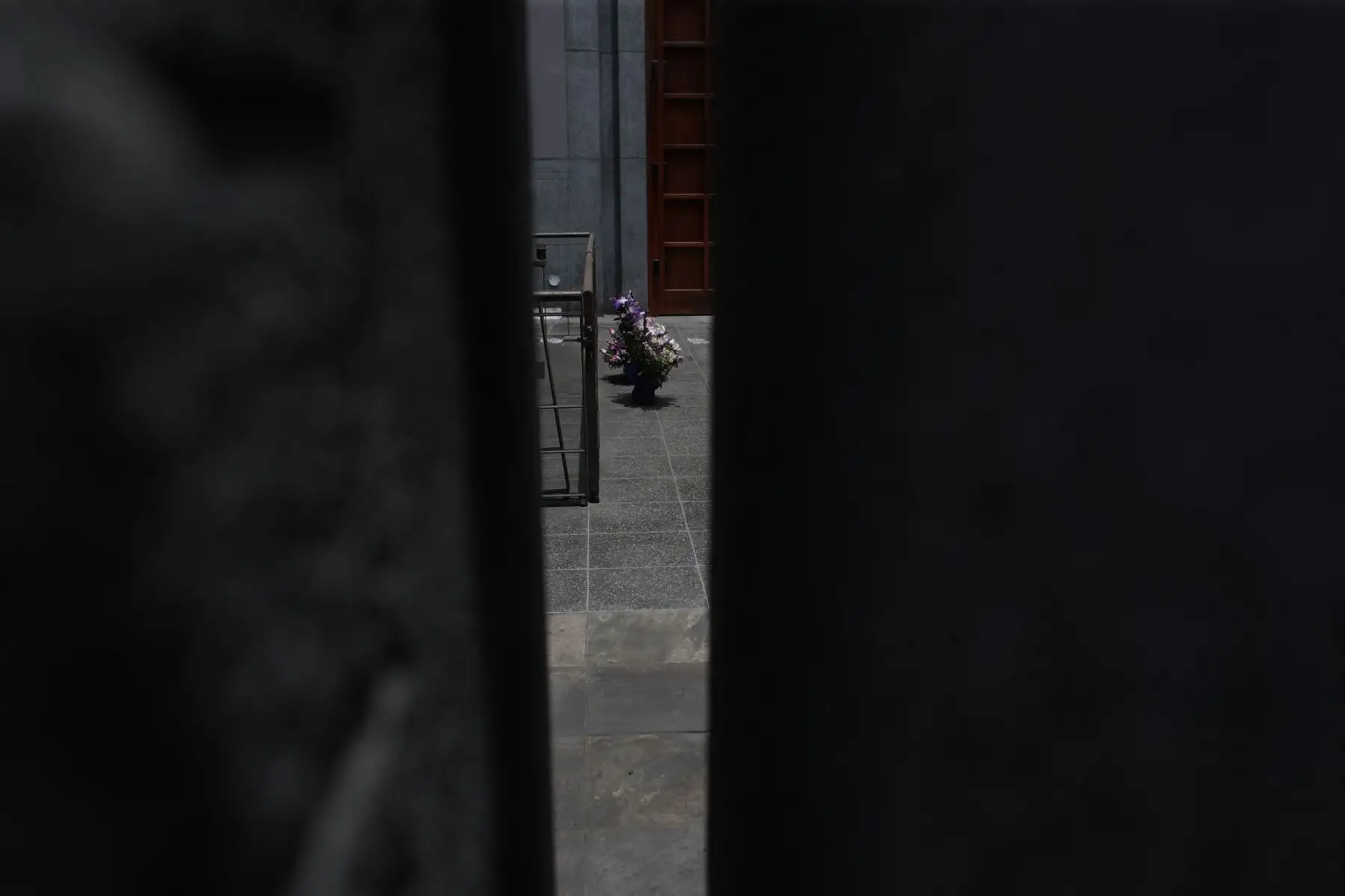 Devotos del Señor de Los Milagros llegaron esta mañana frente al templo de Las Nazarenas para realizar sus oraciones. Foto: ANDINA/Renato Pajuelo