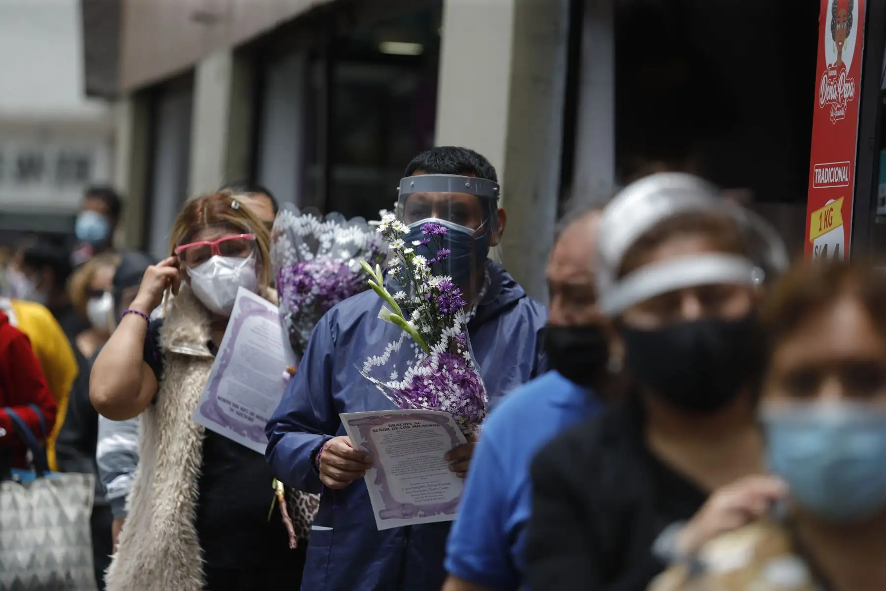 Devotos del Señor de Los Milagros llegaron esta mañana frente al templo de Las Nazarenas para realizar sus oraciones. Foto: ANDINA/Renato Pajuelo