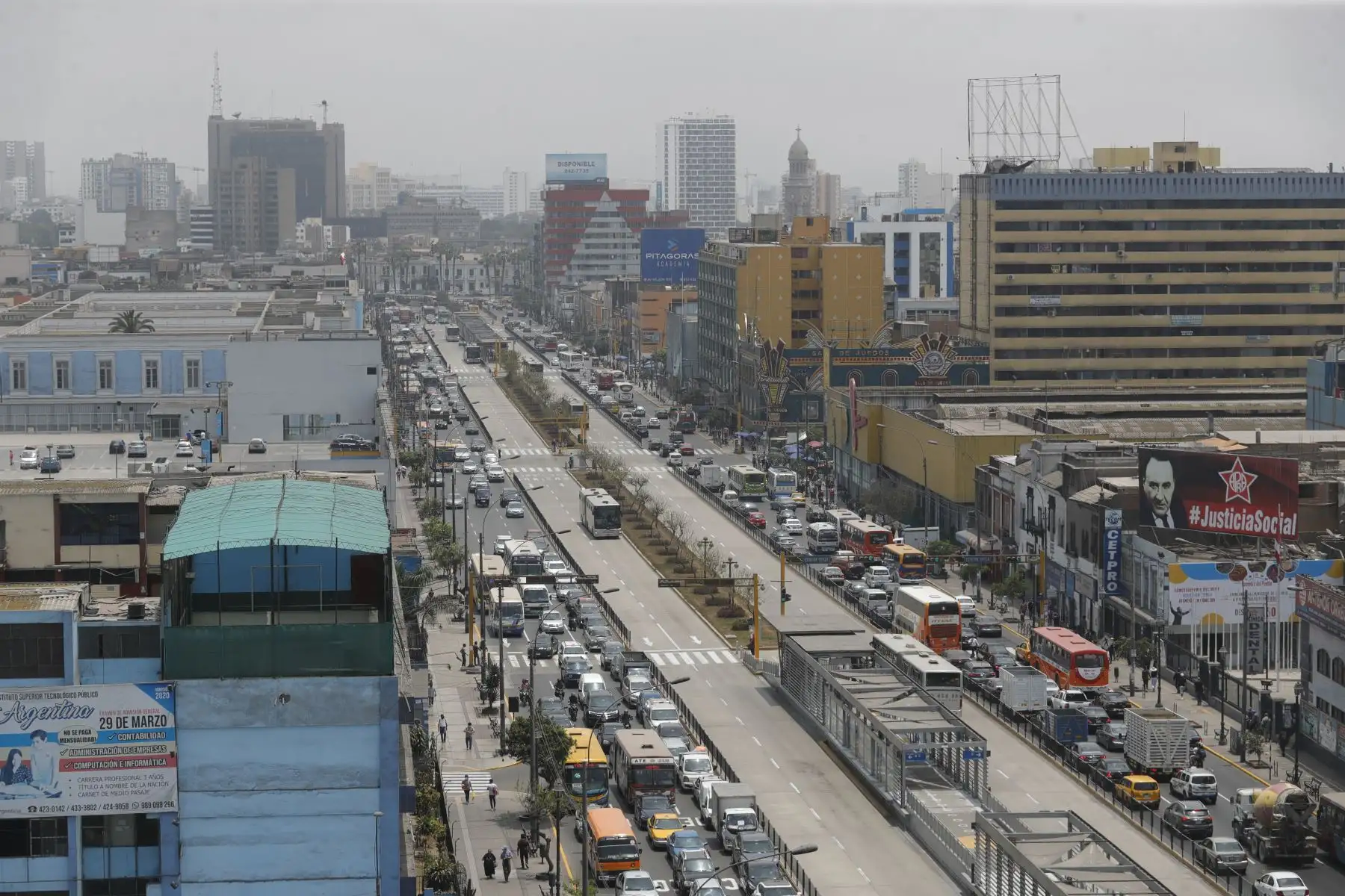 Av. Alfonso Ugarte esta mañana. Un día como hoy, 28 de octubre, la procesión del Señor de Los Milagros estaría realizando su recorrido por esta principal avenida. Foto: ANDINA/Renato Pajuelo