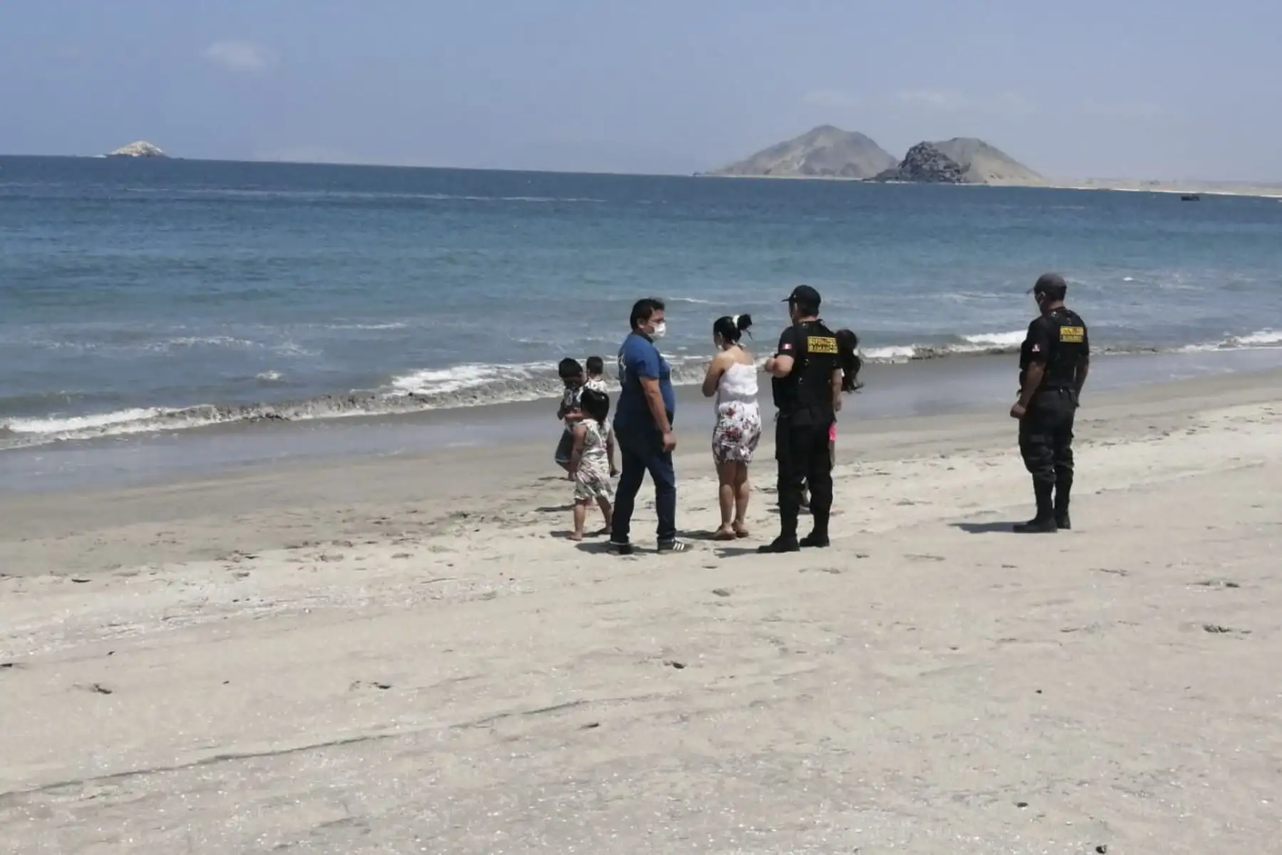 Los bañistas solo podrán ingresar al mar de lunes a jueves, según acuerdo del Comité Provincial de Seguridad Ciudadana del Santa. Foto: ANDINA/Difusión