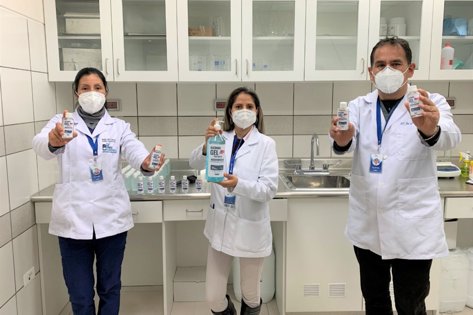 Personal del IREN Centro presenta primer lote de alcohol gel producido por la institución. Foto: ANDINA/Difusión