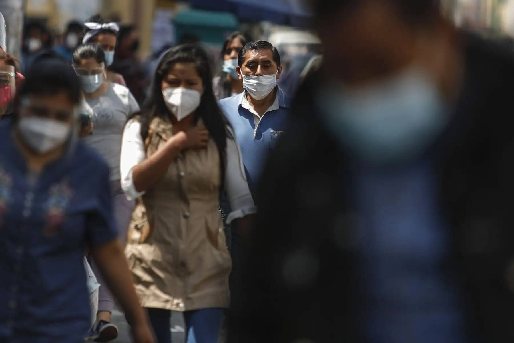 Implemento de bioseguridad no impide el paso el paso de los rayos del Sol, salvo excepciones. Foto: ANDINA/Renato Pajuelo