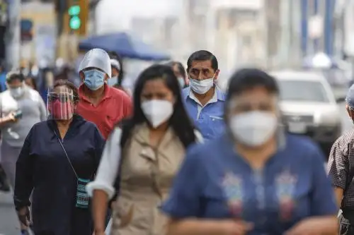 El uso de mascarilla, junto con el distanciamiento de persona y persona son las únicas medidas eficaces en este momento, recomendó especialista del hospital Cayetano Heredia. Foto: ANDINA/Renato Pajuelo.