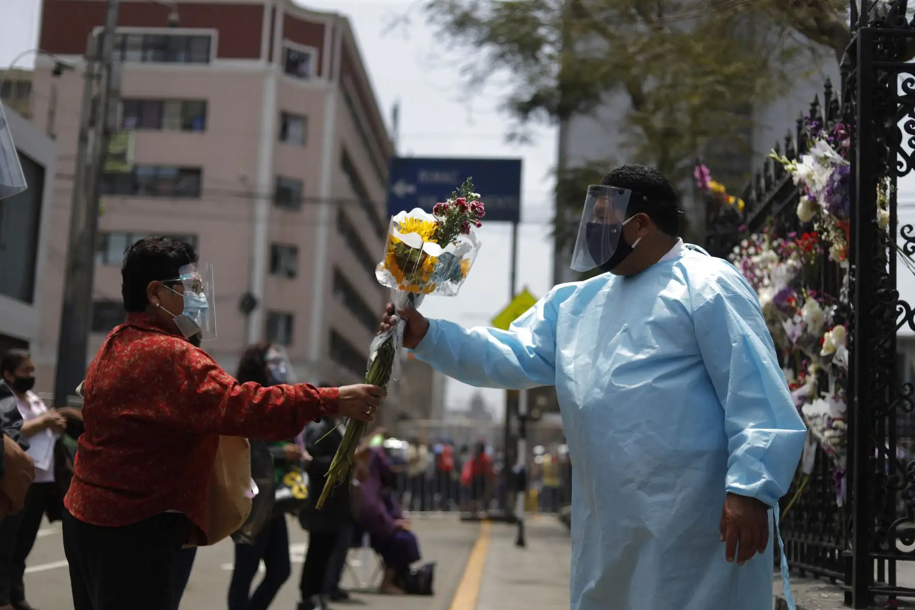 Devotos del Señor de Los Milagros llegaron esta mañana frente al templo de Las Nazarenas para realizar sus oraciones. Foto: ANDINA/Renato Pajuelo