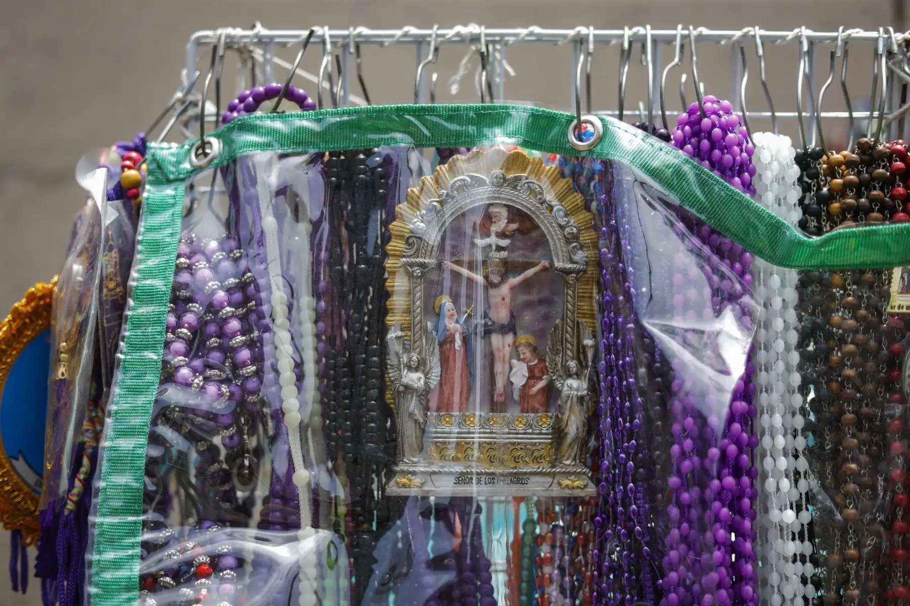 Devotos del Señor de Los Milagros llegaron esta mañana frente al templo de Las Nazarenas para realizar sus oraciones. Foto: ANDINA/Renato Pajuelo