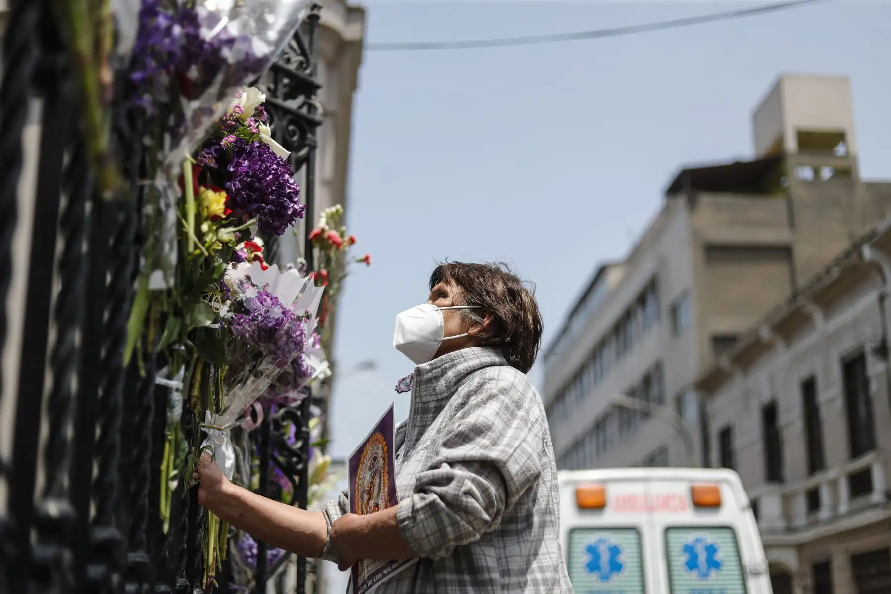 Devotos del Señor de Los Milagros llegaron esta mañana frente al templo de Las Nazarenas para realizar sus oraciones. Foto: ANDINA/Renato Pajuelo