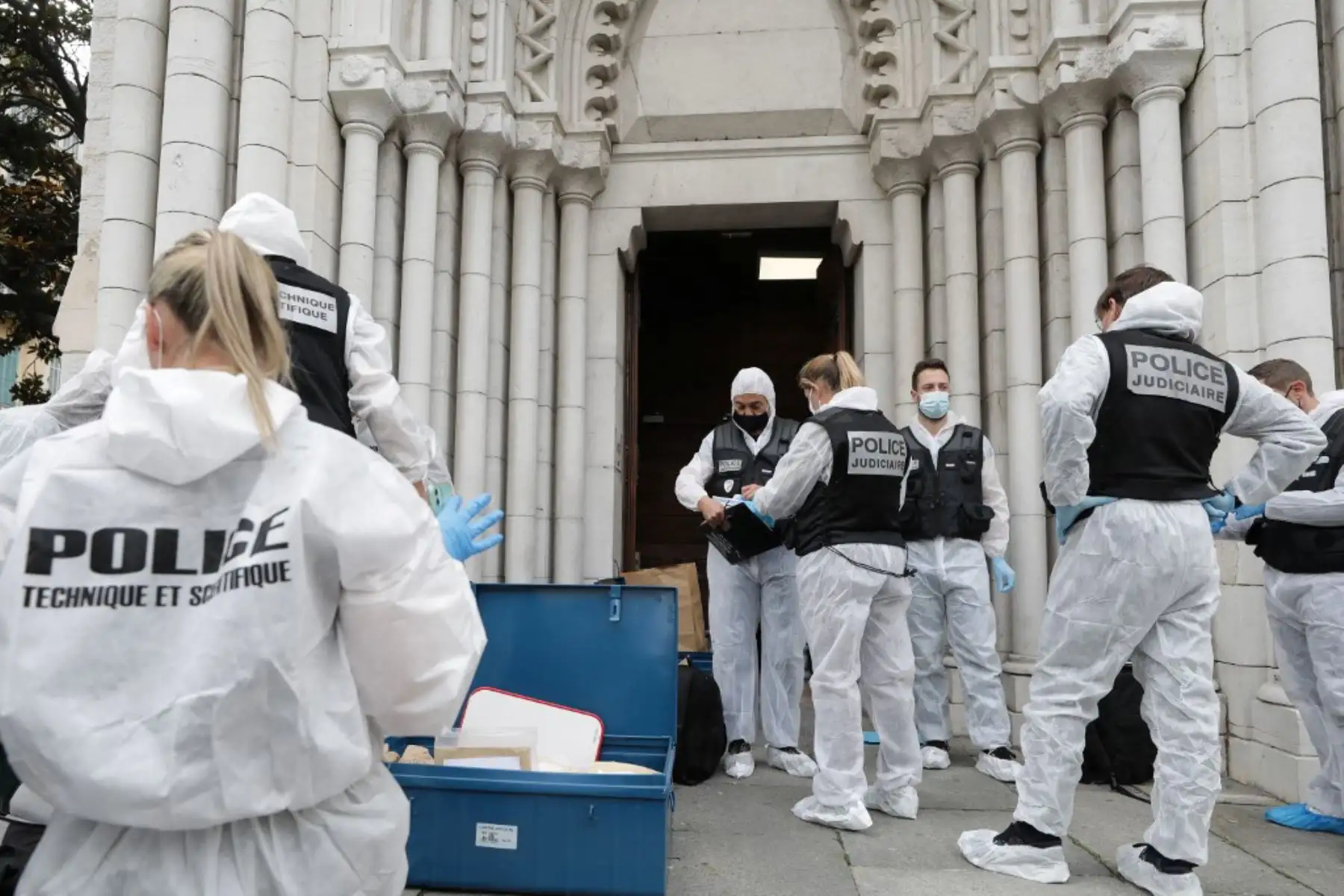 Agentes forenses franceses en la Basílica de Notre-Dame de Nice después de un ataque con cuchillo en Niza. Foto: AFP